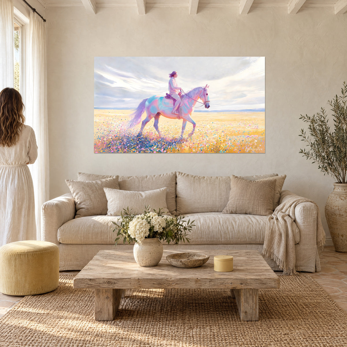 Quadro cavaliere iridescente in abito rosa e turchese, prato dorato punteggiato di coriandoli, donna di spalle sopra un divano in un soggiorno luminoso