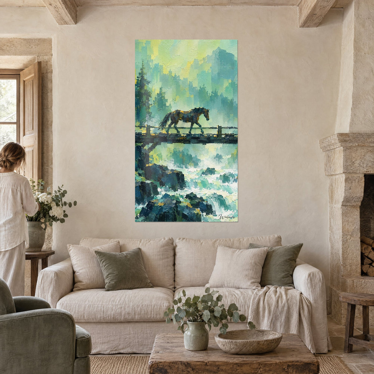 Tableau cheval brun traversant un pont de bois, cascade turquoise et rochers bleutés, au-dessus d'un canapé dans un salon lumineux