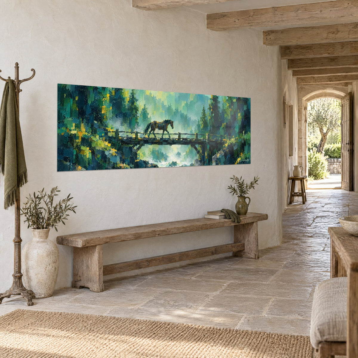 Quadro puledro baio che attraversa una passerella, abeti smeraldo e foschia azzurrina, muro di pietra chiara e panca di legno