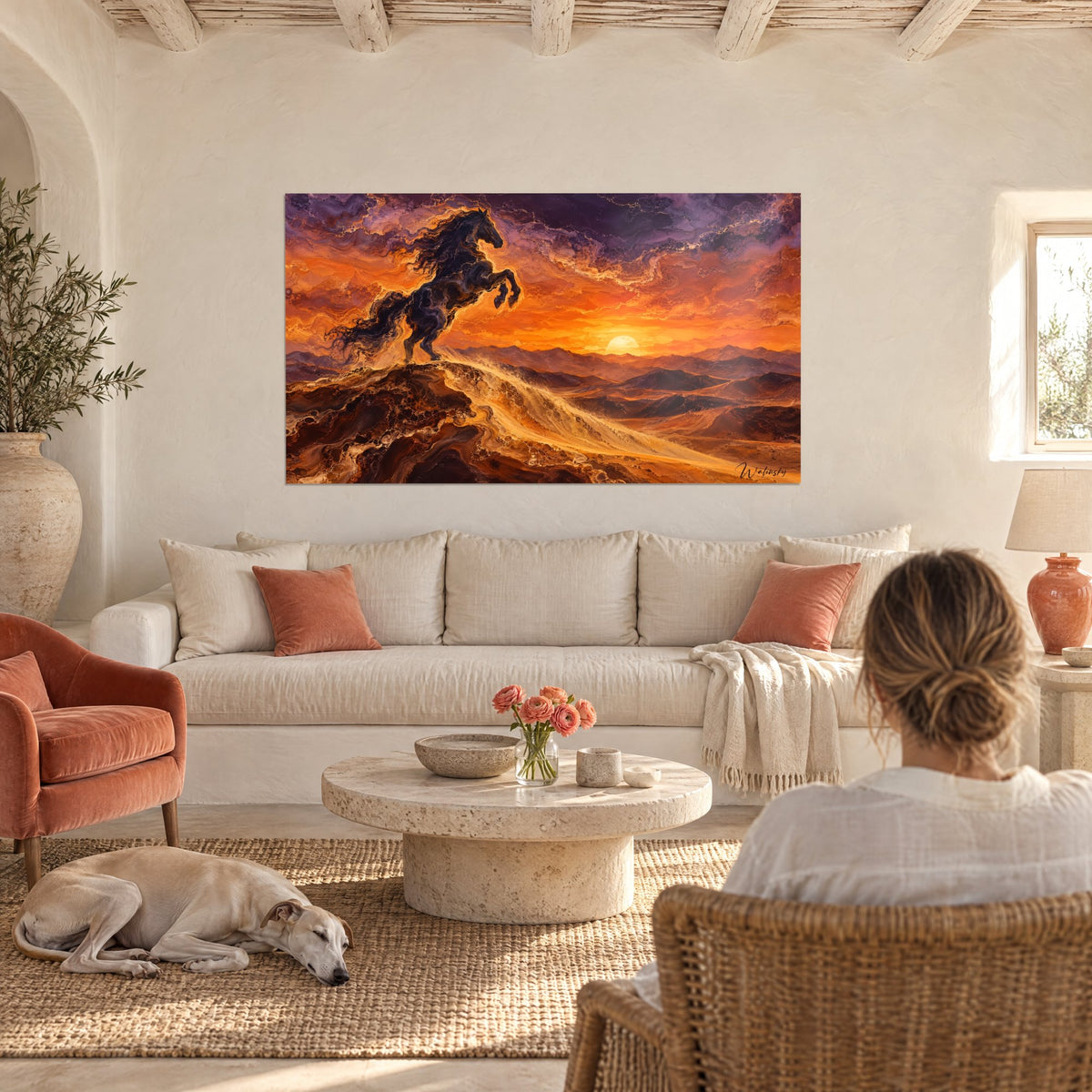 Tableau étalon noir cabré sur une crête ocre, ciel orange et pourpre, au-dessus d'un canapé dans un salon lumineux