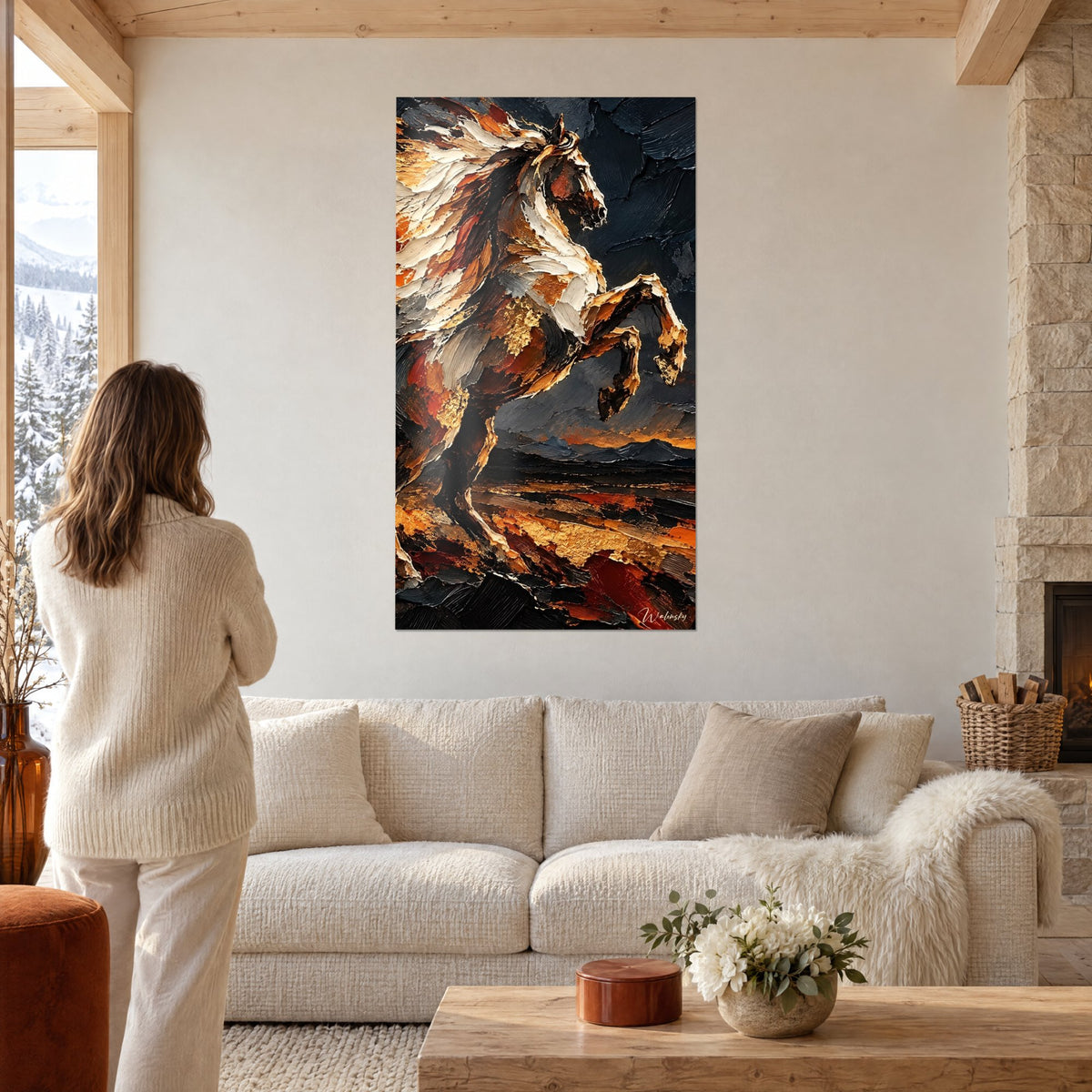 Tableau étalon cabré aux crins ivoire et or, fond anthracite, au-dessus d'un canapé dans un salon lumineux