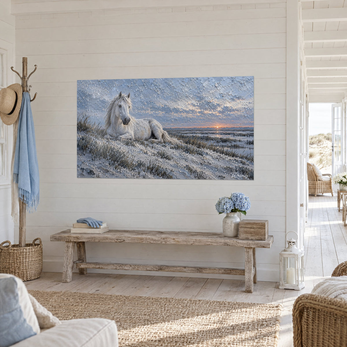 Tableau crinière blanche ébouriffée face aux marais, ciel bleu acier et lueur orange, mur lambrissé et banc rustique