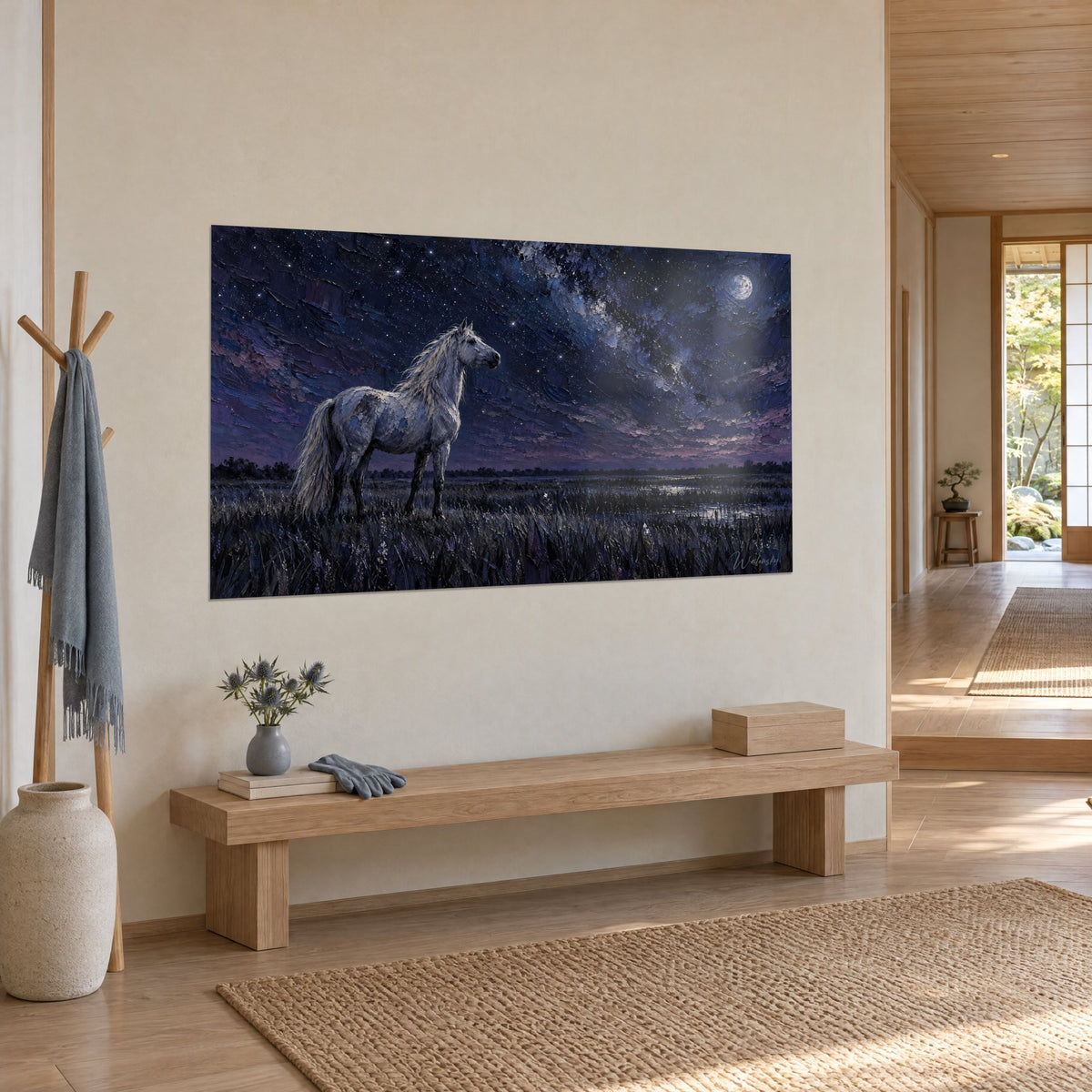 Tableau étalon pâle immobile dans un marais étoilé, ciel indigo et lune ronde, vu de trois-quarts sur un banc en bois clair