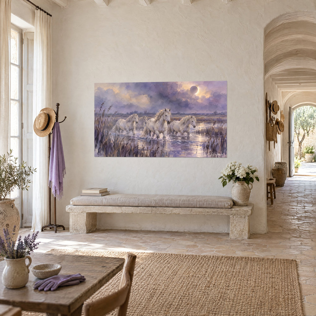 Tableau troupeau de chevaux blancs éclaboussant un marais, nuages lavande et or, sur un mur de mas provençal