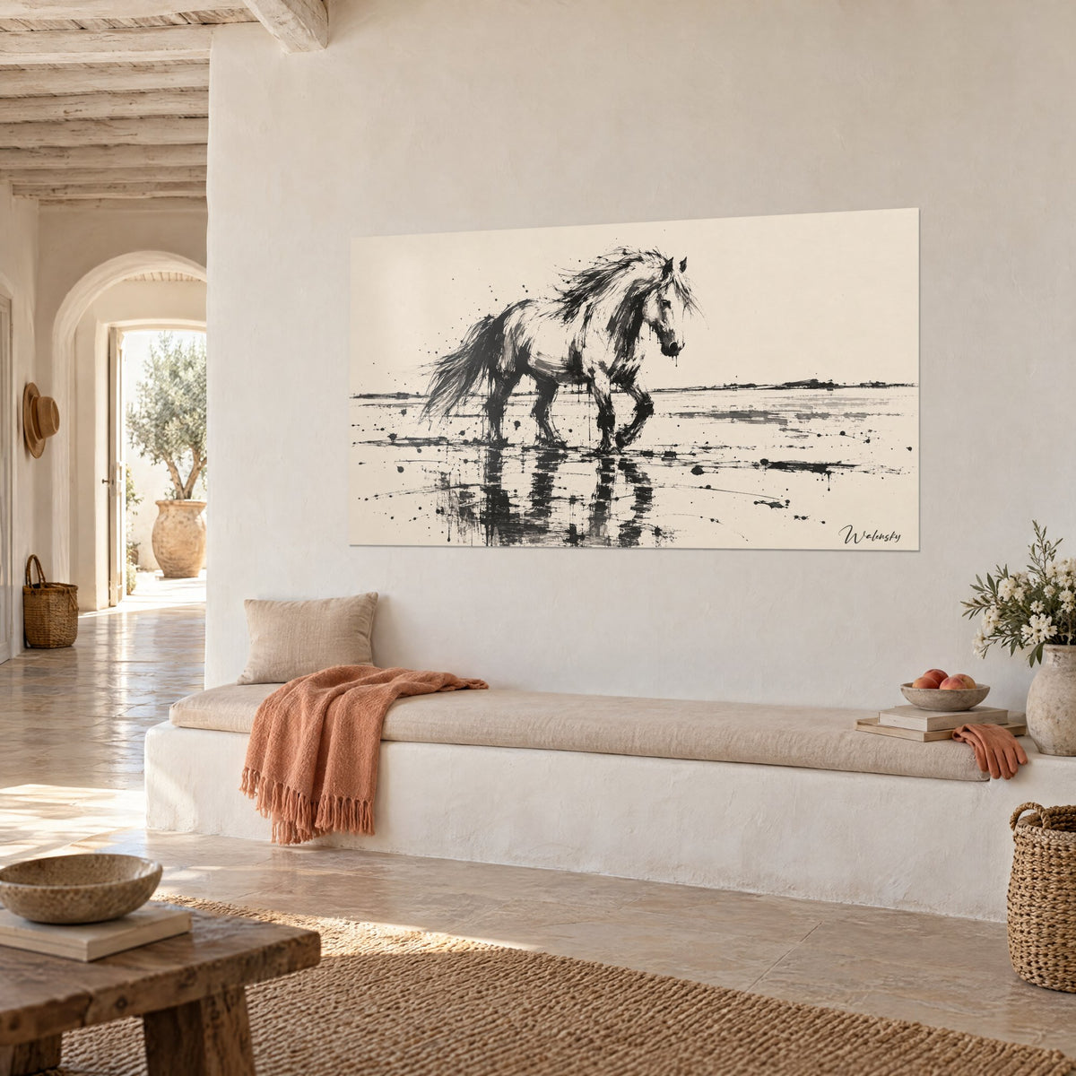 Tableau cheval de Camargue au pas, robe striée de noir et de gris sur sable clair, reflet sombre dans les marais, banquette blanche en vue de trois-quarts