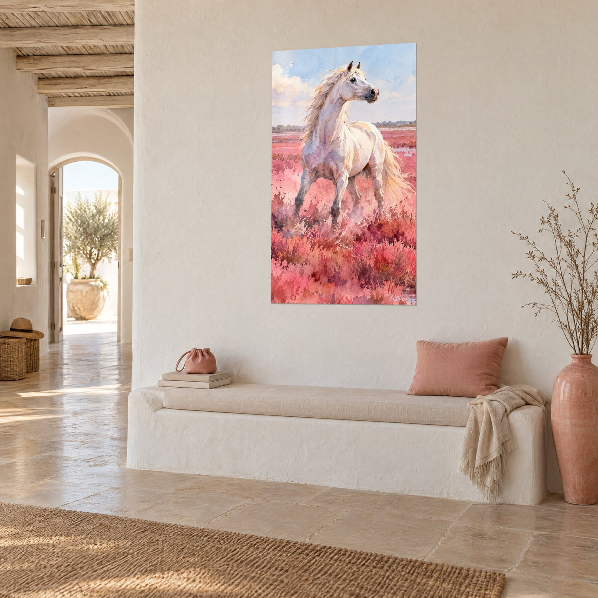 Tableau étalon camarguais à la robe ivoire galopant dans les bruyères framboise et orangées, mur blanc, banquette chaulée