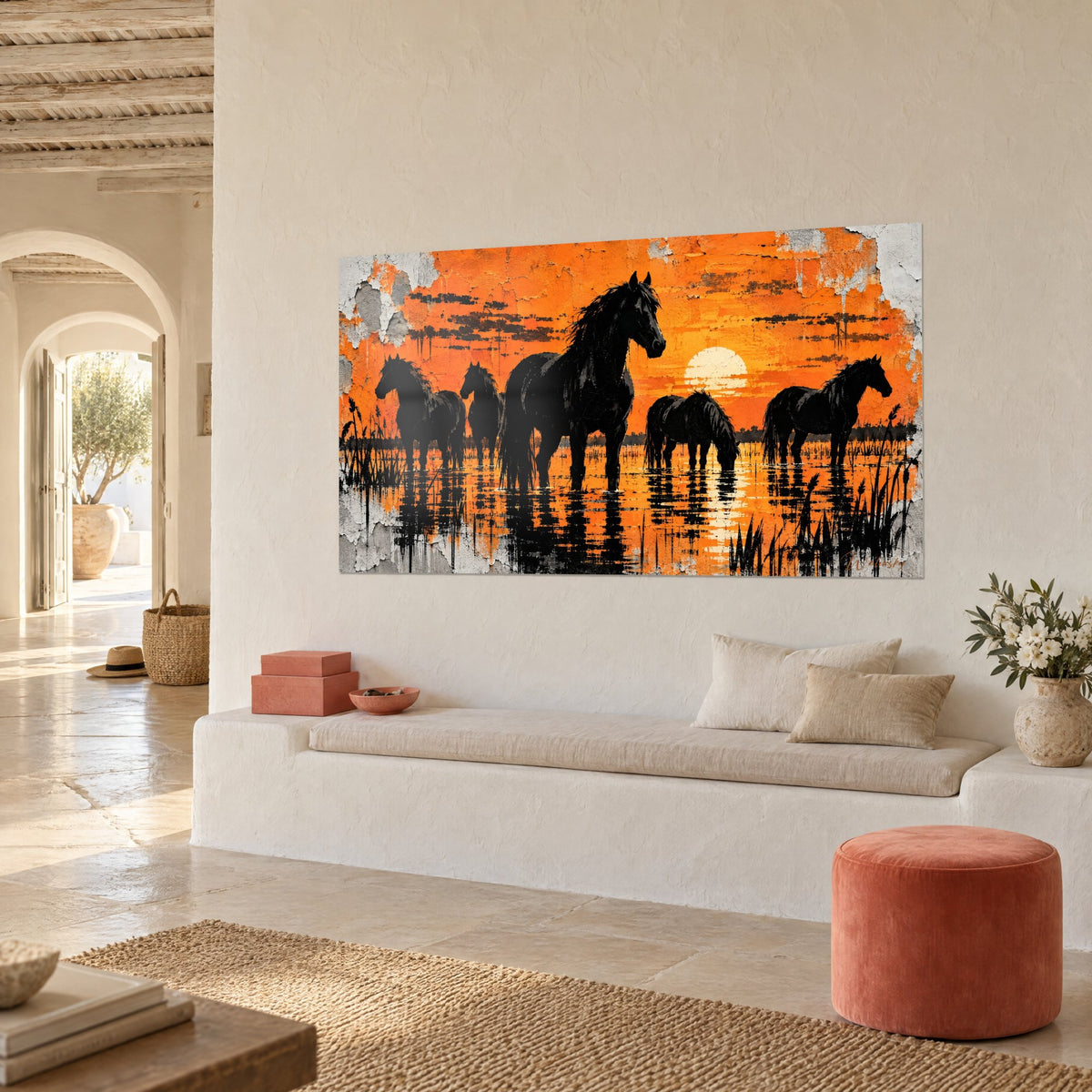 Tableau troupeau de camargues sombres dans les marais, orange et blanc crème, peinture écaillée, banquette d'une maison méditerranéenne