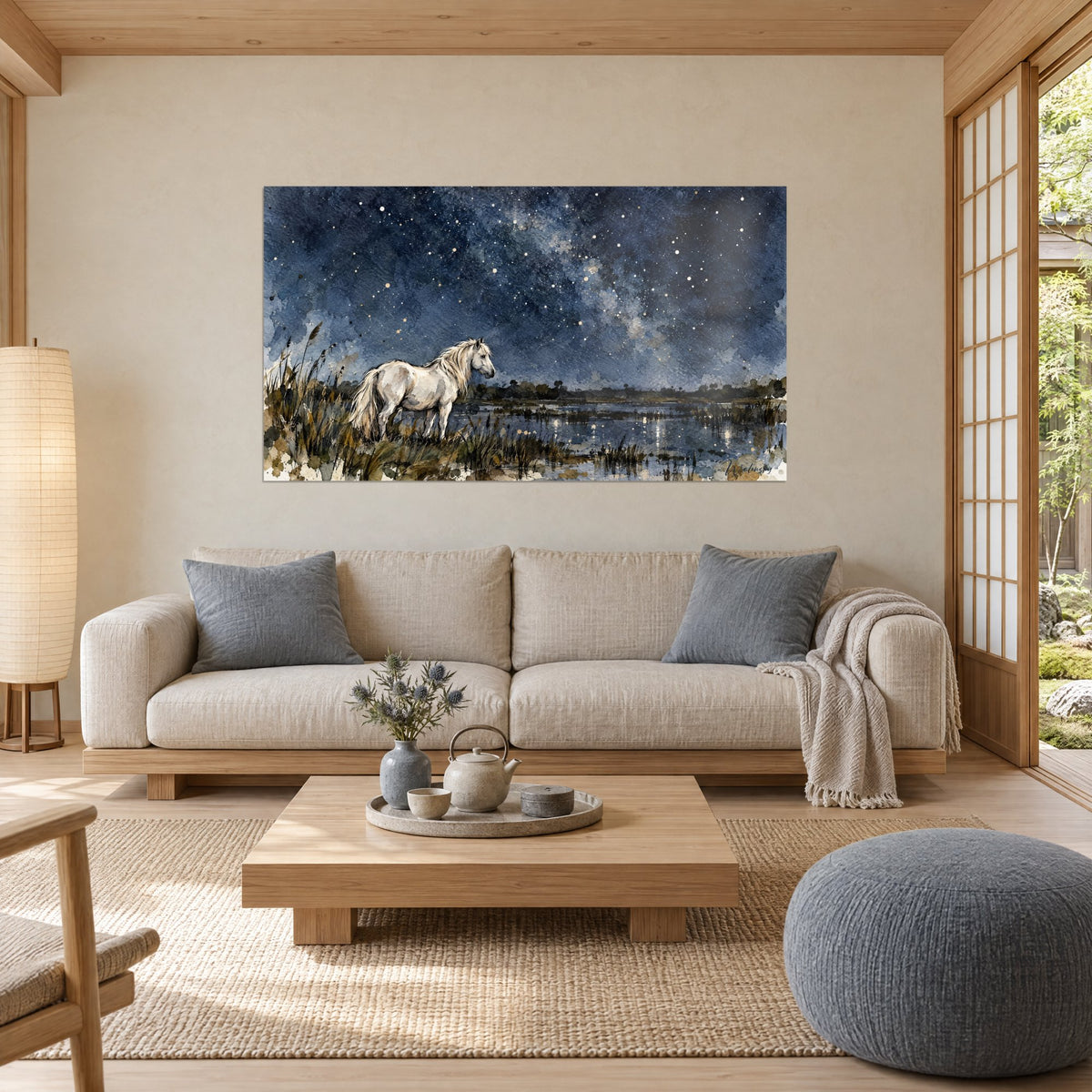 Tableau cheval blanc à la crinière claire sous un ciel bleu nuit étoilé, accroché au-dessus d'un canapé dans un salon lumineux