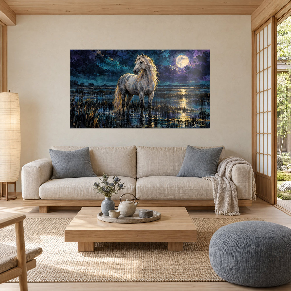 Tableau étalon blanc crinière dorée dans un marais sous la lune, bleu nuit et violet, au-dessus d'un canapé dans un salon lumineux