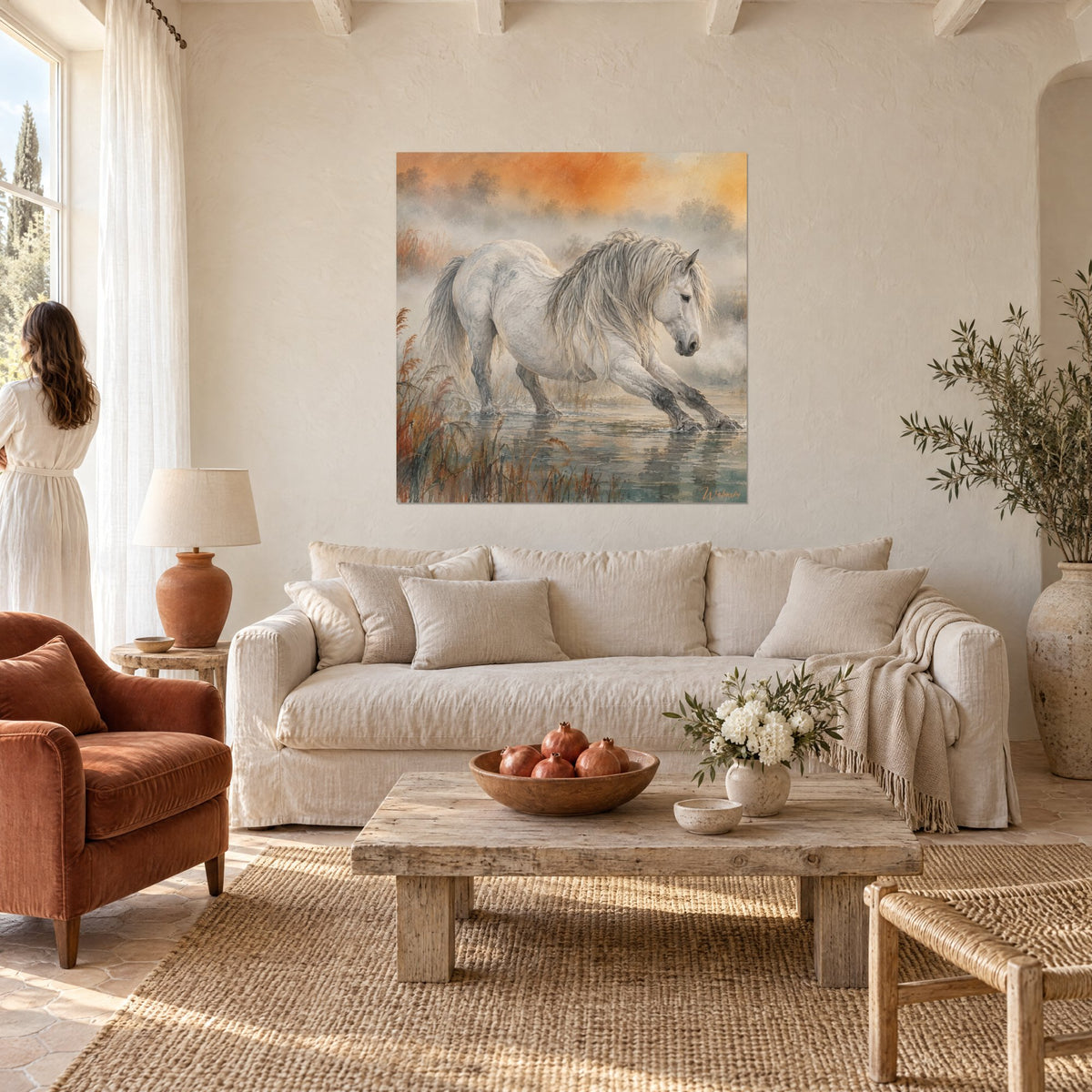 Gemälde weißes Pferd mit wehender Mähne, das durch orangefarbenes Wasser und Dunst schreitet, in einem Mas, über einem Sofa in einem hellen Wohnzimmer