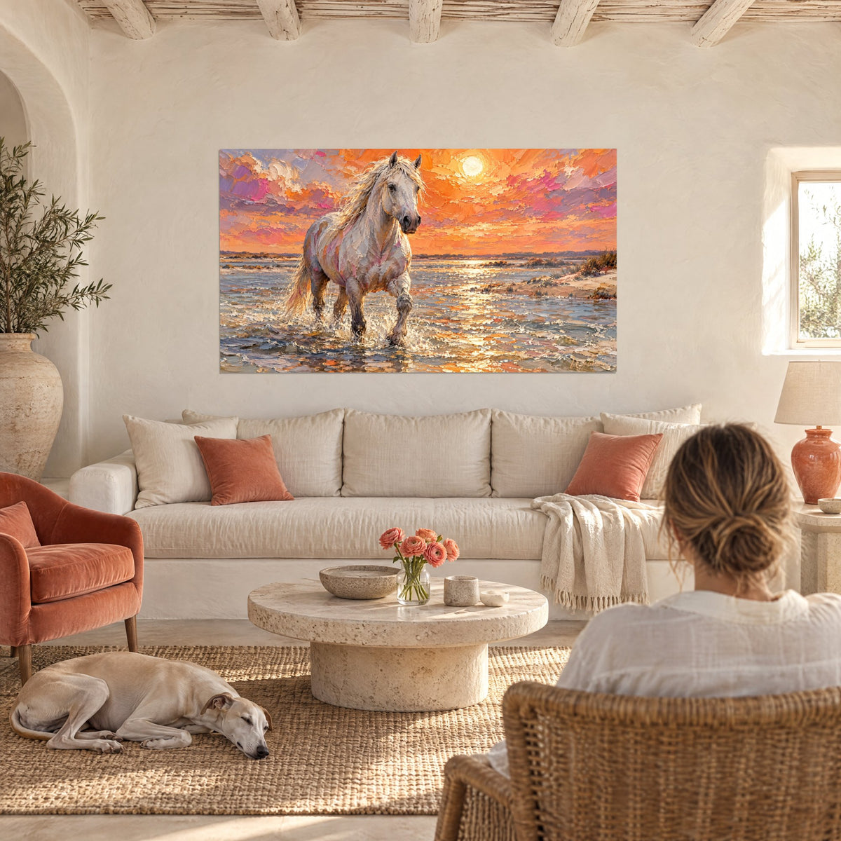 Tableau cheval blanc de Camargue sous un soleil orange et rose, éclaboussures sur l'eau, au-dessus d'un canapé dans un salon lumineux