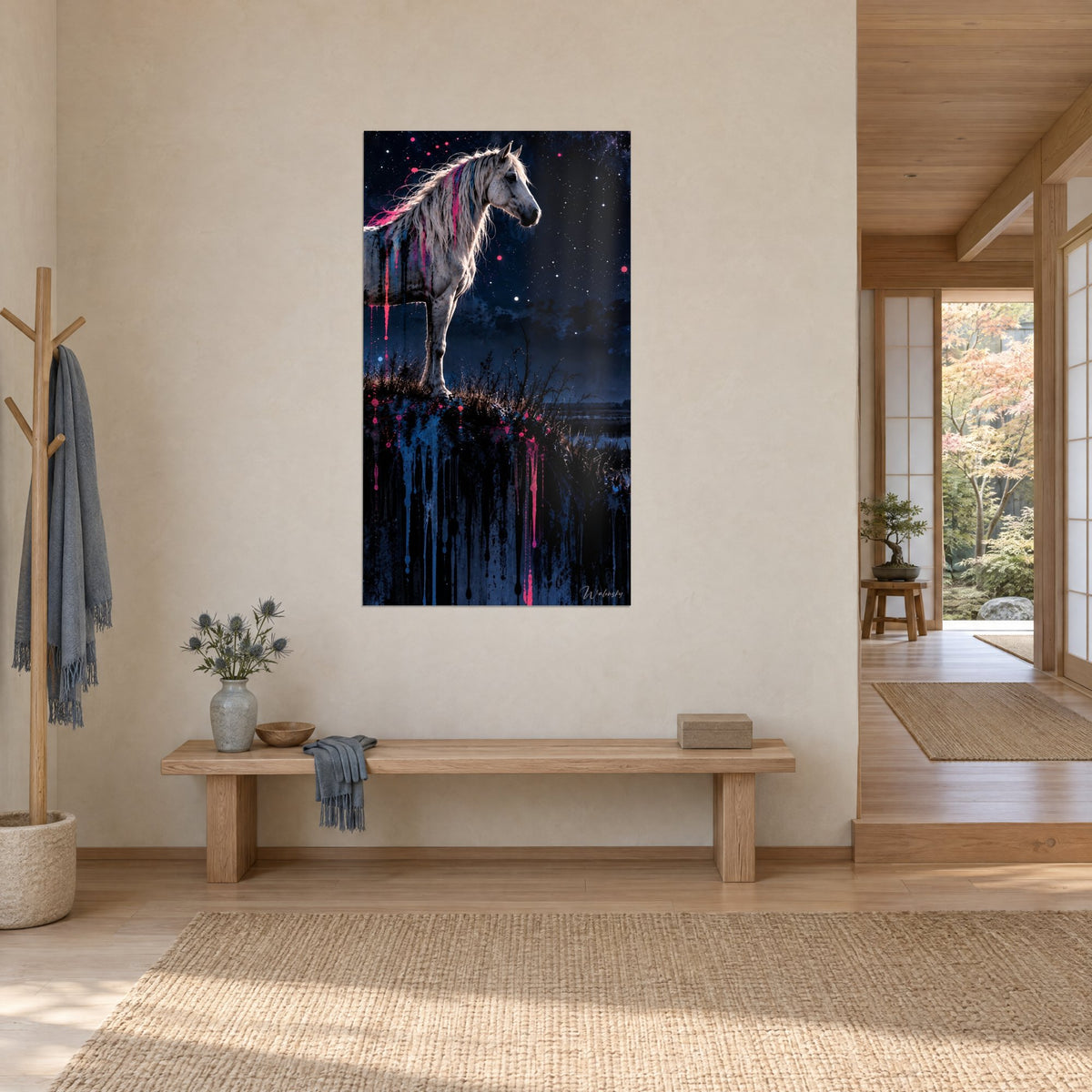 Tableau cheval de Camargue ivoire aux coulures magenta et bleu marine, vu de trois-quarts, banc en bois et couloir japandi
