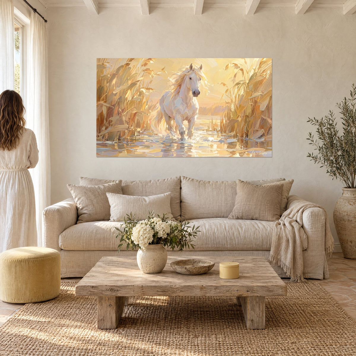 Tableau étalon blanc crinière dorée avançant dans l'eau, roseaux ambrés, ciel miel, au-dessus d'un canapé dans un salon lumineux