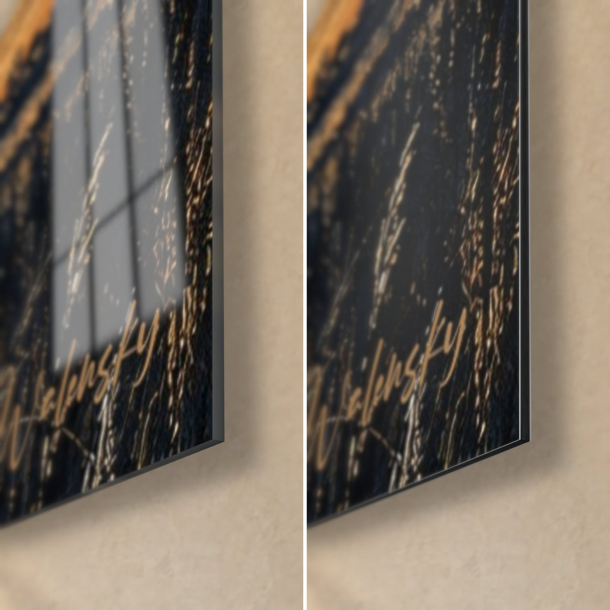 Tableau robe grise de Camargue, coin bas droit, signature dorée dans les herbes noires, verre brillant et alu Dibond mat