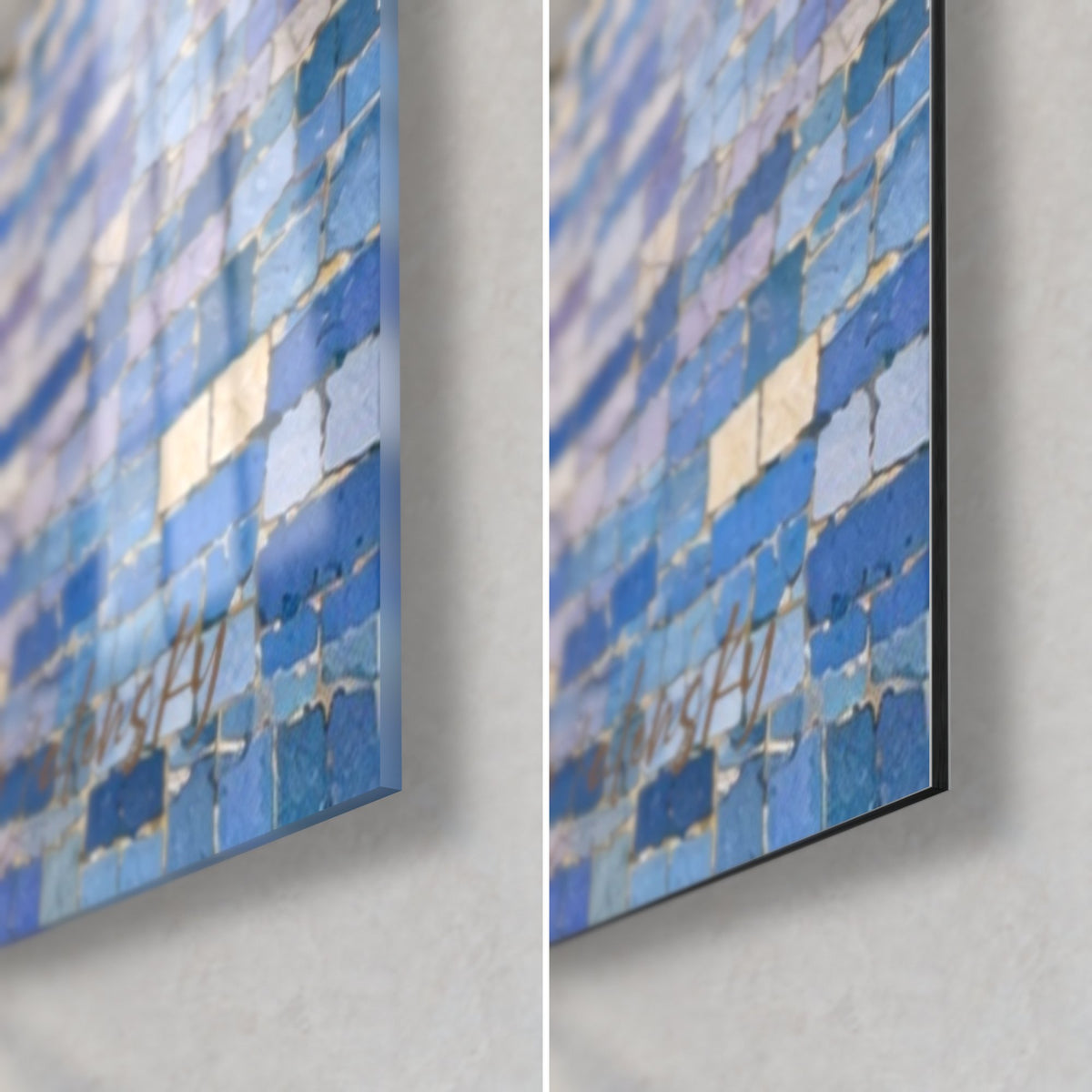 Tableau étalon camarguais en mosaïque bleue et ocre, coin bas droit : verre acrylique brillant à gauche, Dibond noir mat à droite