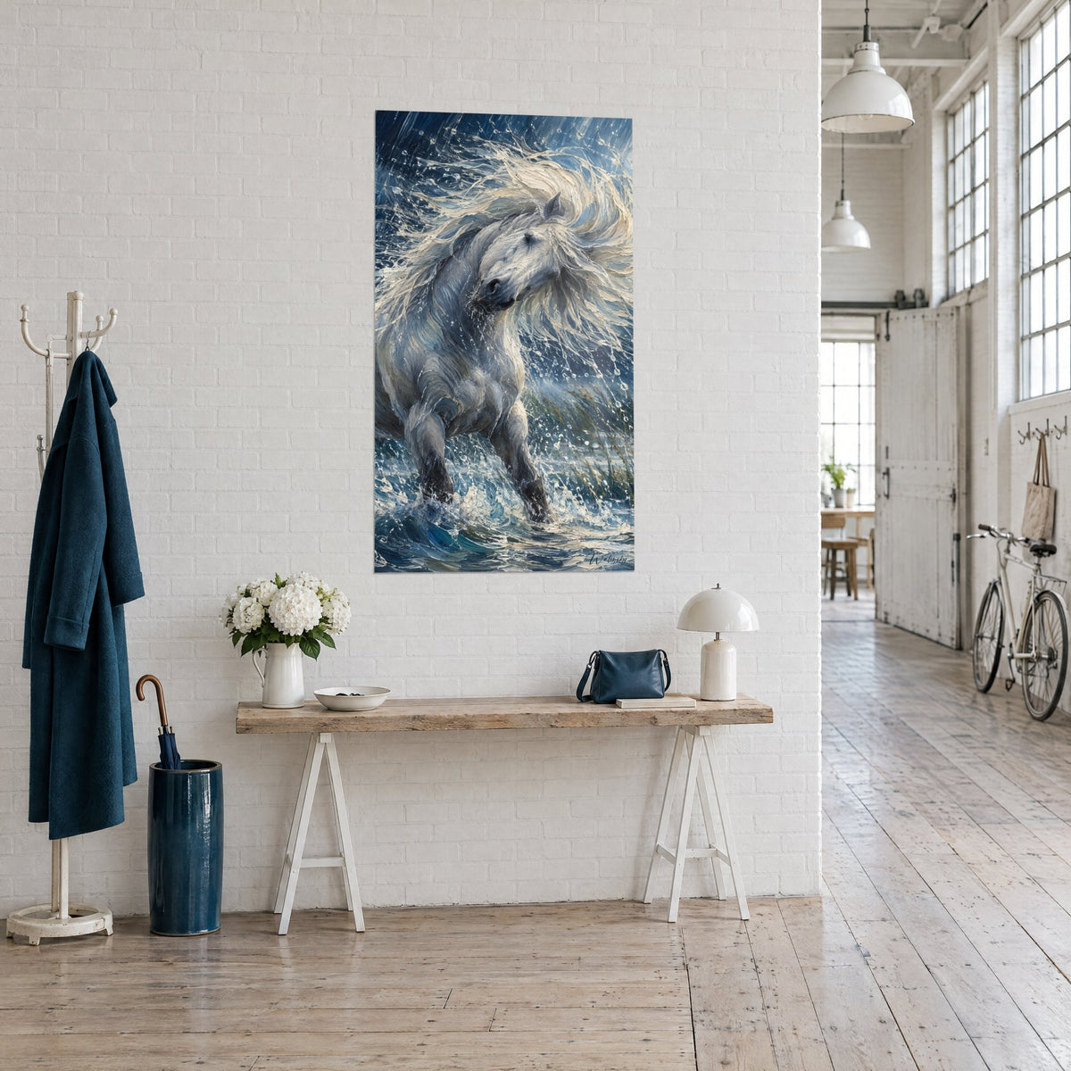 Tableau étalon gris perle cabré dans l'eau, crinière ivoire en tourbillon, fond bleu marine, console en bois et mur de briques blanches