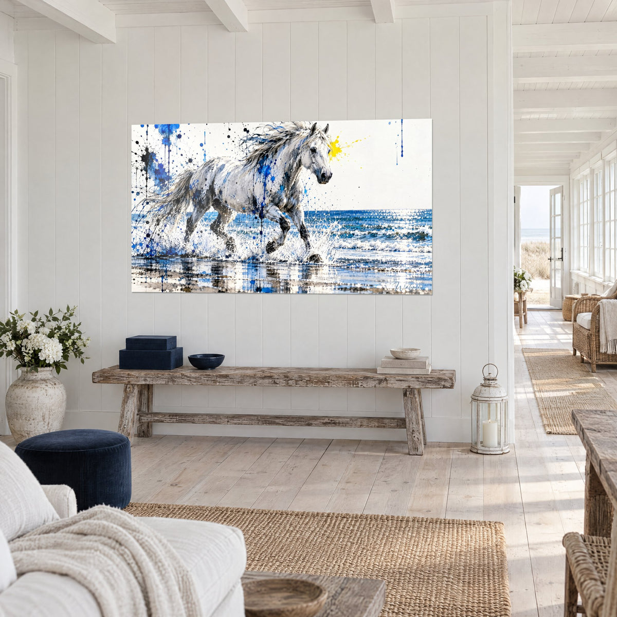 Quadro stallone grigio perla che calpesta la schiuma, macchie blu cobalto e giallo limone, appeso sopra una console in legno grezzo