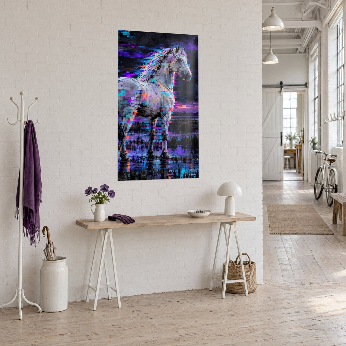 Tableau cheval de Camargue gris perle, reflets fuchsia et cyan sur un ciel nuit, accroché près d'une console en bois clair