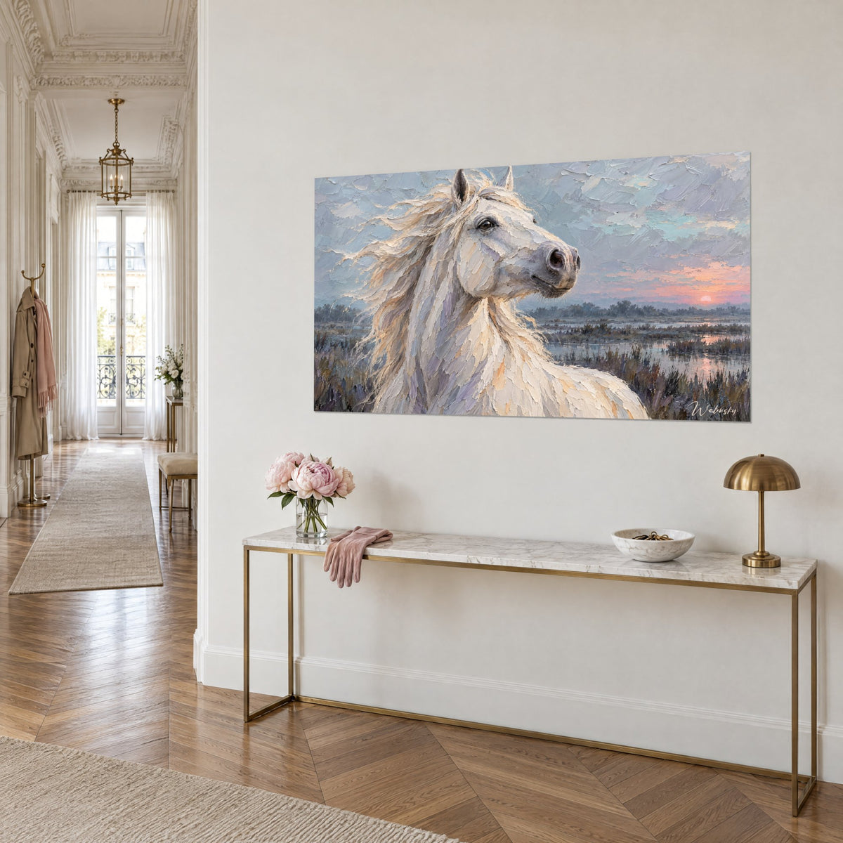 Tableau Camargue en peinture au couteau, robe ivoire et ciel bleu pâle, soleil orangé sur l'eau, console dorée en trois-quarts