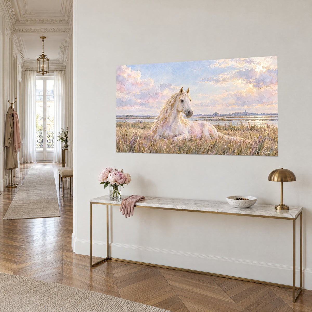 Tableau étalon nacré allongé parmi les herbes ocre, nuages roses et bleu pâle, sur un mur crème au-dessus d'une console dorée haussmannienne