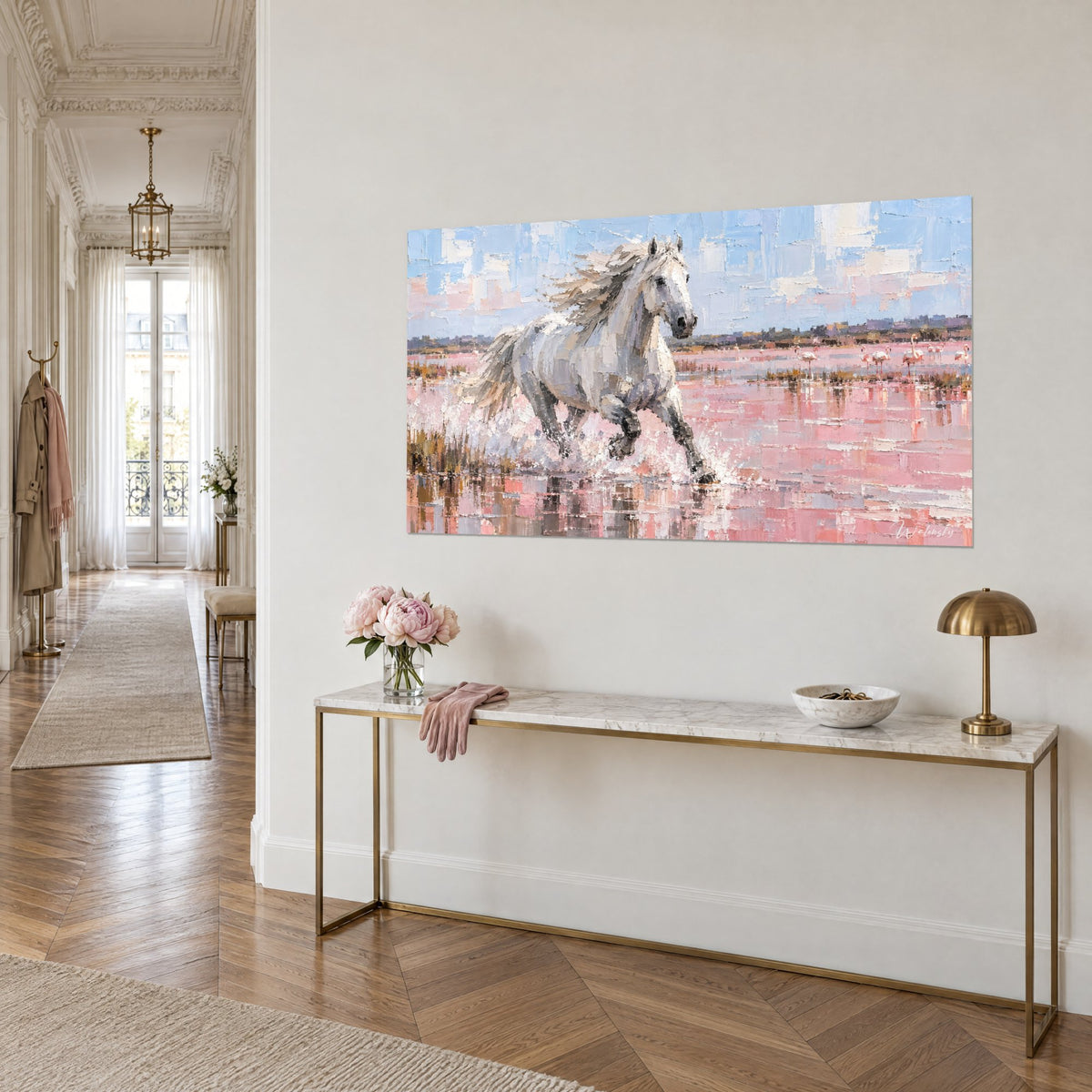 Tableau étalon camarguais crinière claire, reflets rose poudré et gris perle, au-dessus d'une console dorée en appartement haussmannien