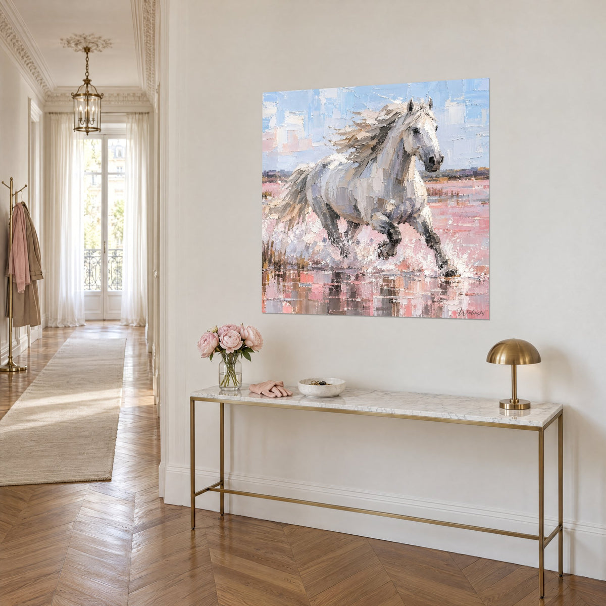 Tableau camargue gris perle éclaboussant un marais rose, touches de couteau bleues, au-dessus d'une console dorée haussmannienne