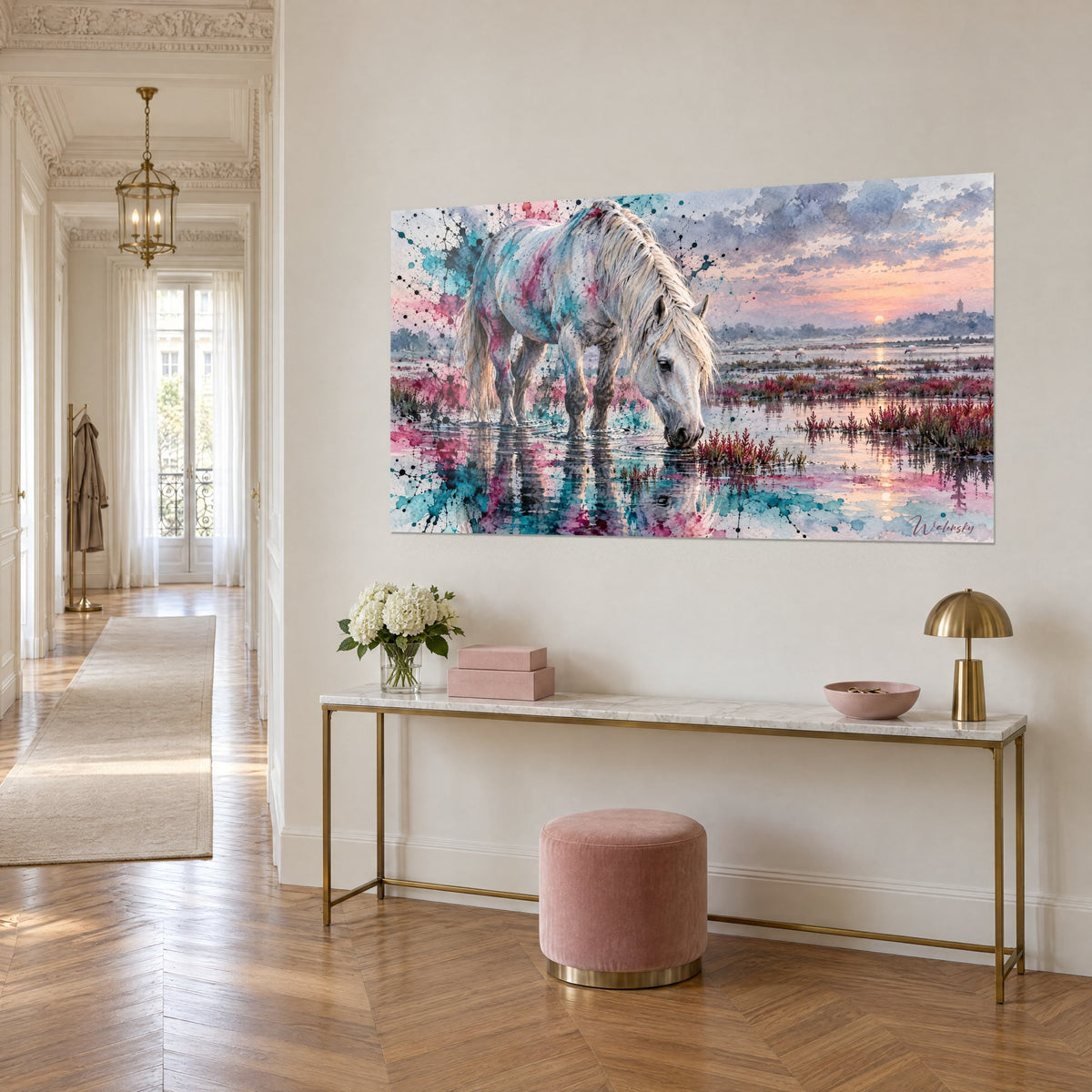 Tableau crinière blonde d'un étalon gris penché sur l'eau, ciel pastel orangé et marais pourpre, sur un mur beige de couloir