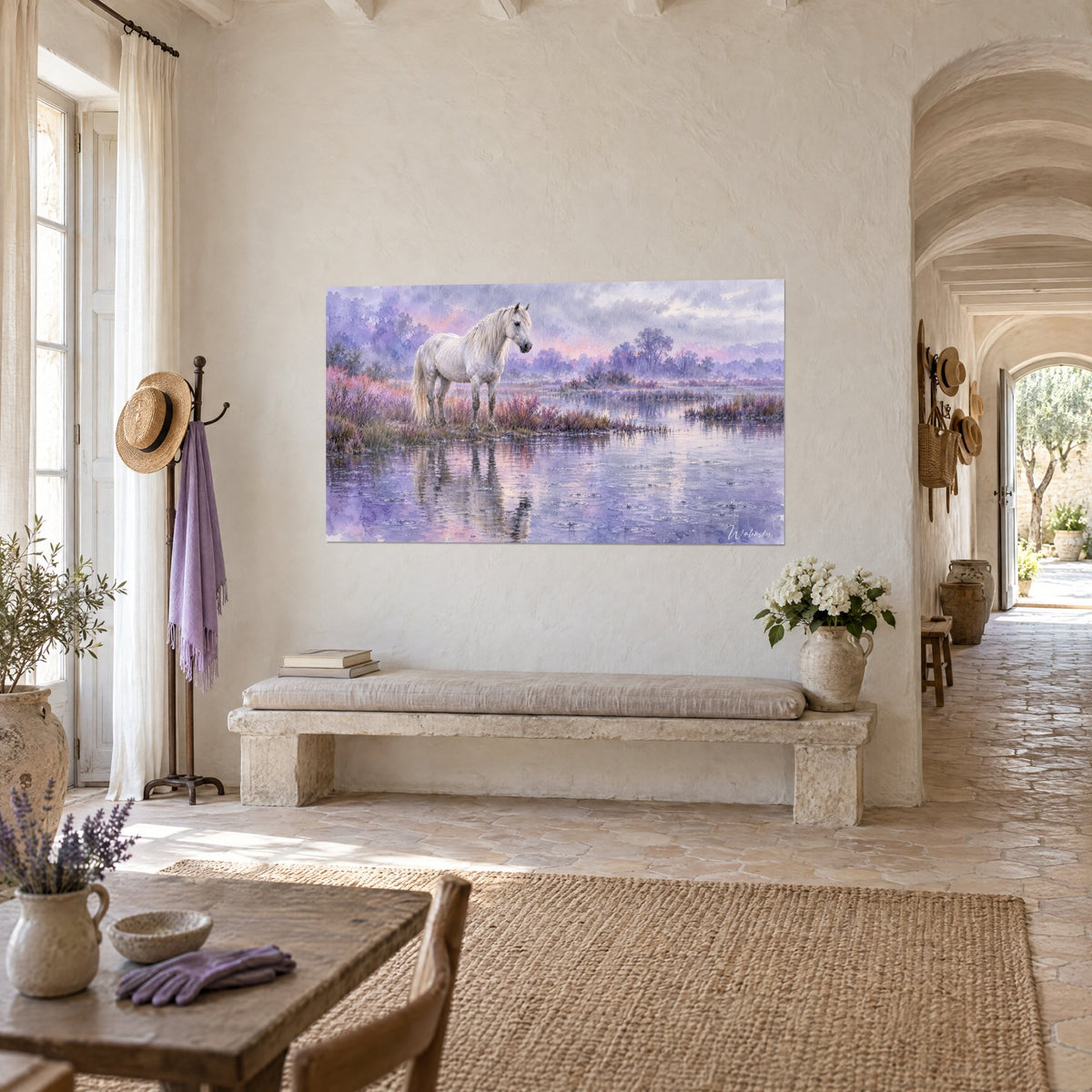 Tableau étalon camarguais ivoire au bord d'un étang lilas et rose, reflets dans l'eau, couloir voûté d'un mas provençal