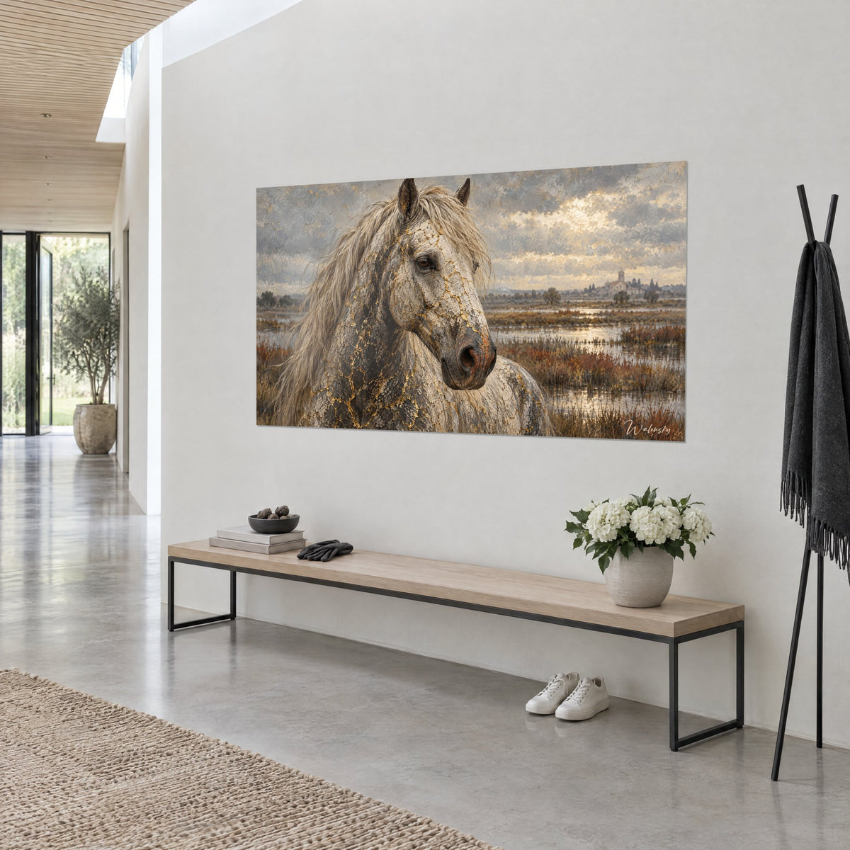 Tableau étalon camarguais gris perle veiné d'or, ciel nuageux ocre, accroché au-dessus d'une console dans l'entrée