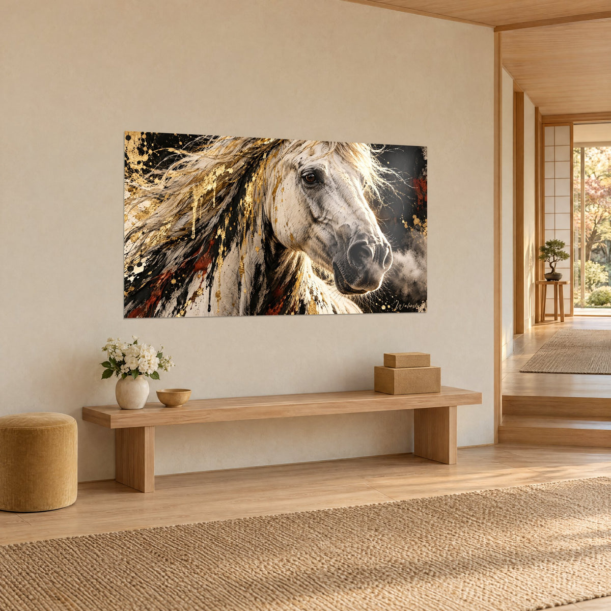Tableau cheval de Camargue ivoire, crinière en mèches dorées sur fond noir, vu de trois-quarts, banc en bois clair et fleurs blanches