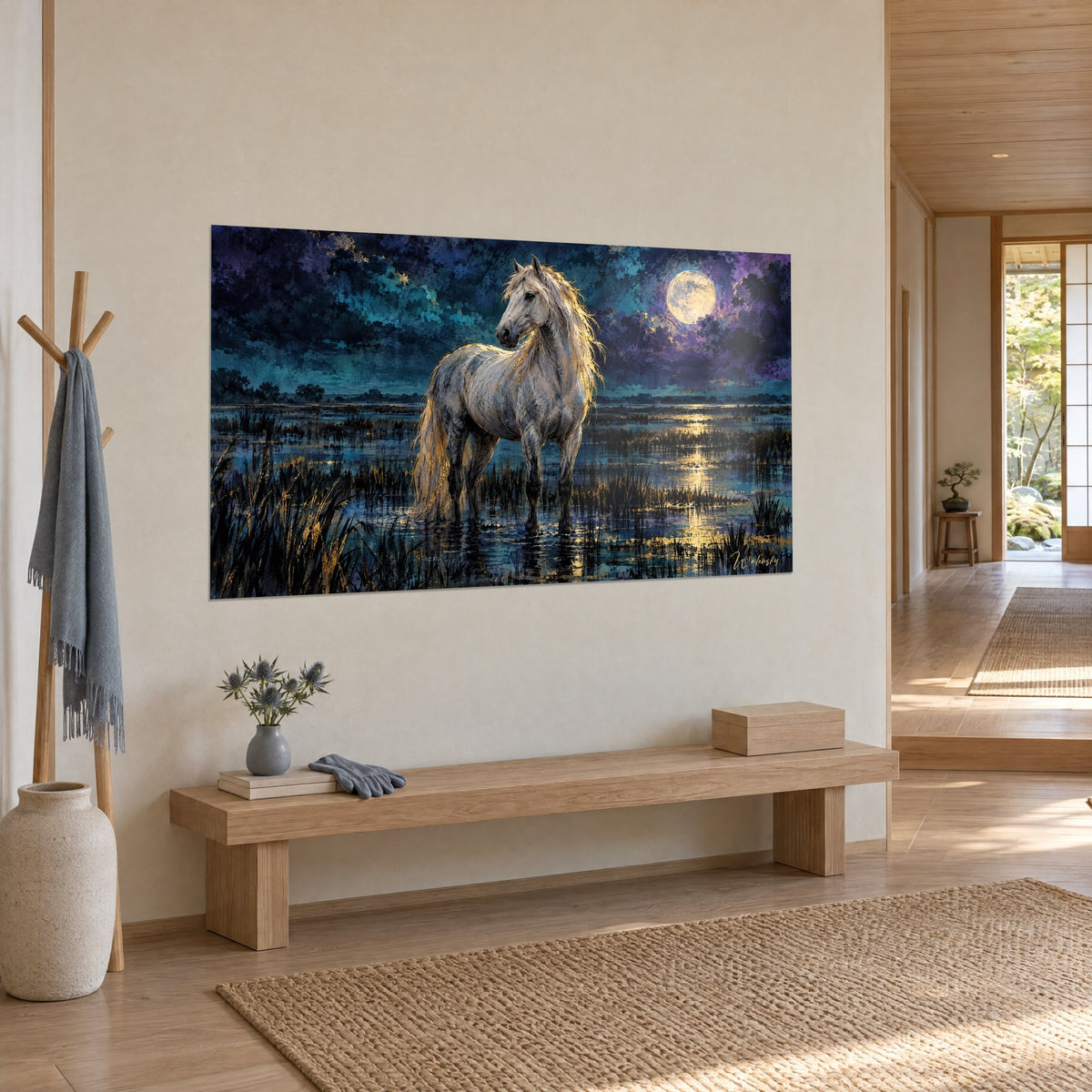 Tableau camarguais gris pâle debout dans l'eau, ciel turquoise et pourpre, pleine lune ivoire, vu de trois-quarts dans un couloir