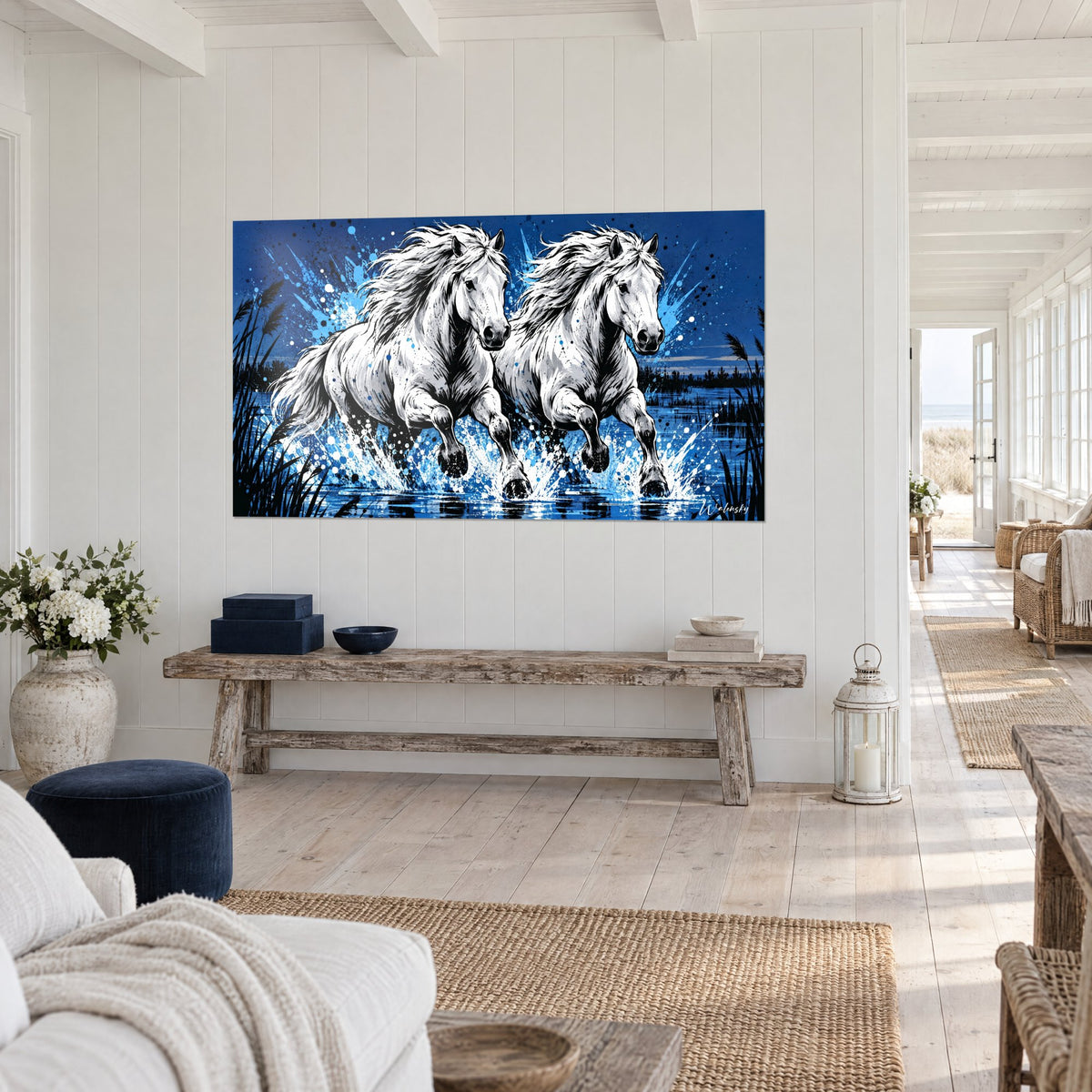Tableau crinières blanches ébouriffées sur fond bleu nuit, roseaux noirs en silhouette, sur un mur de bois blanc en trois-quarts