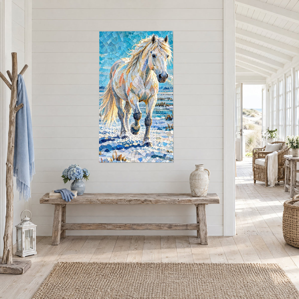 Tableau destrier ivoire en éclats de mosaïque bleu azur et orangé, sabot levé, vue de trois-quarts dans une entrée claire