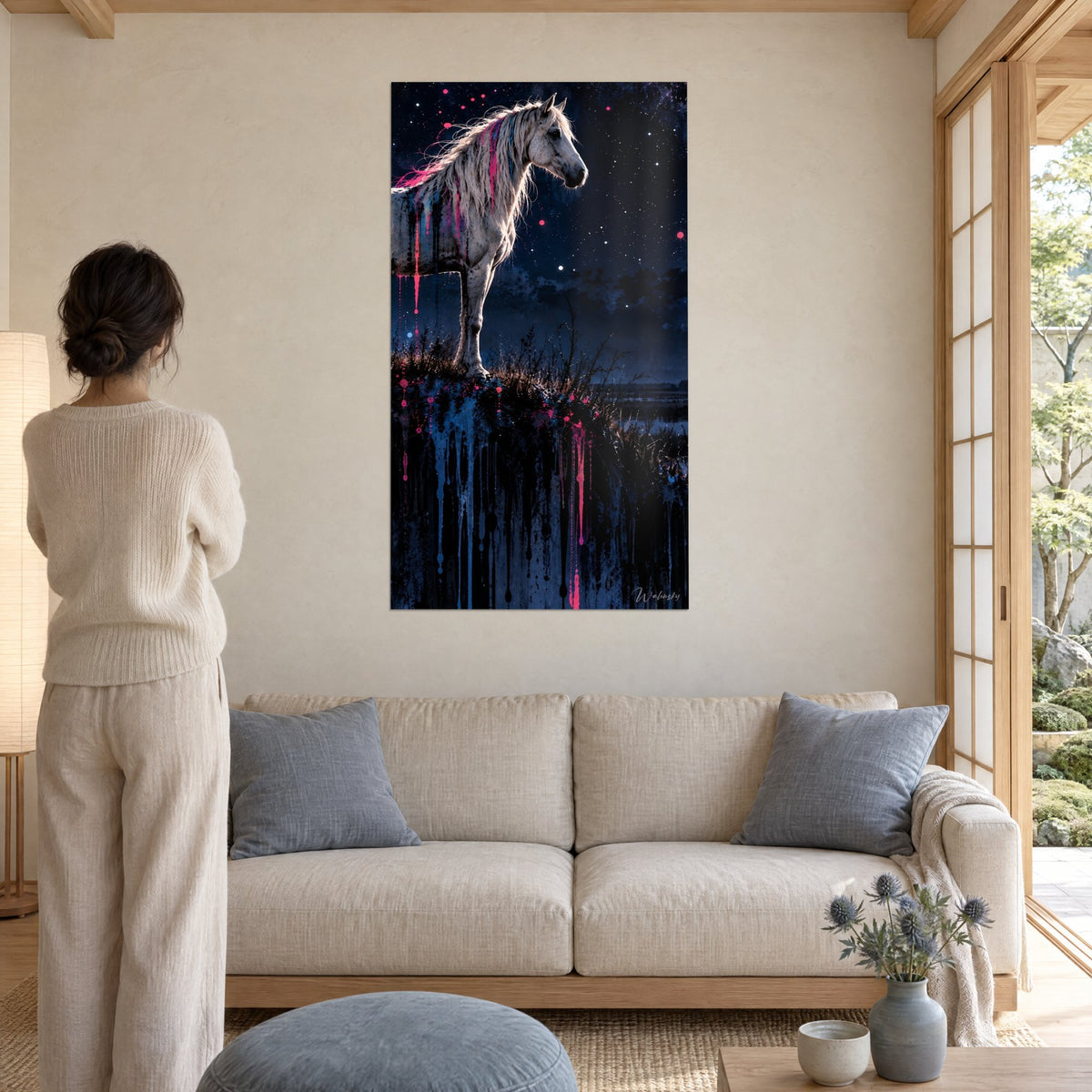 Tableau destrier blanc à la crinière striée de rose sous un ciel étoilé bleu nuit, au-dessus d'un canapé dans un salon lumineux