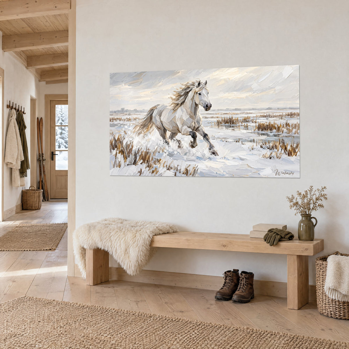 Tableau cheval de Camargue au galop, robe argentée et crinière sable, coups de couteau ivoire, banc en bois, dans une entrée de chalet