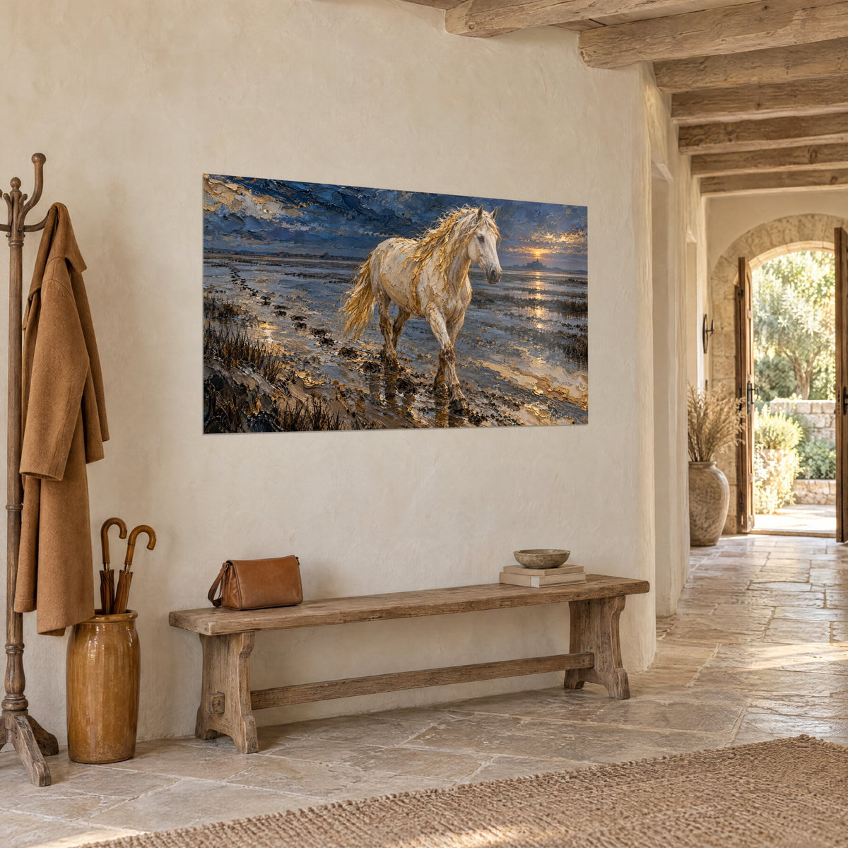 Tableau étalon camarguais crème et or, pelage en reliefs de peinture épaisse, accroché dans l'entrée d'une maison en pierre