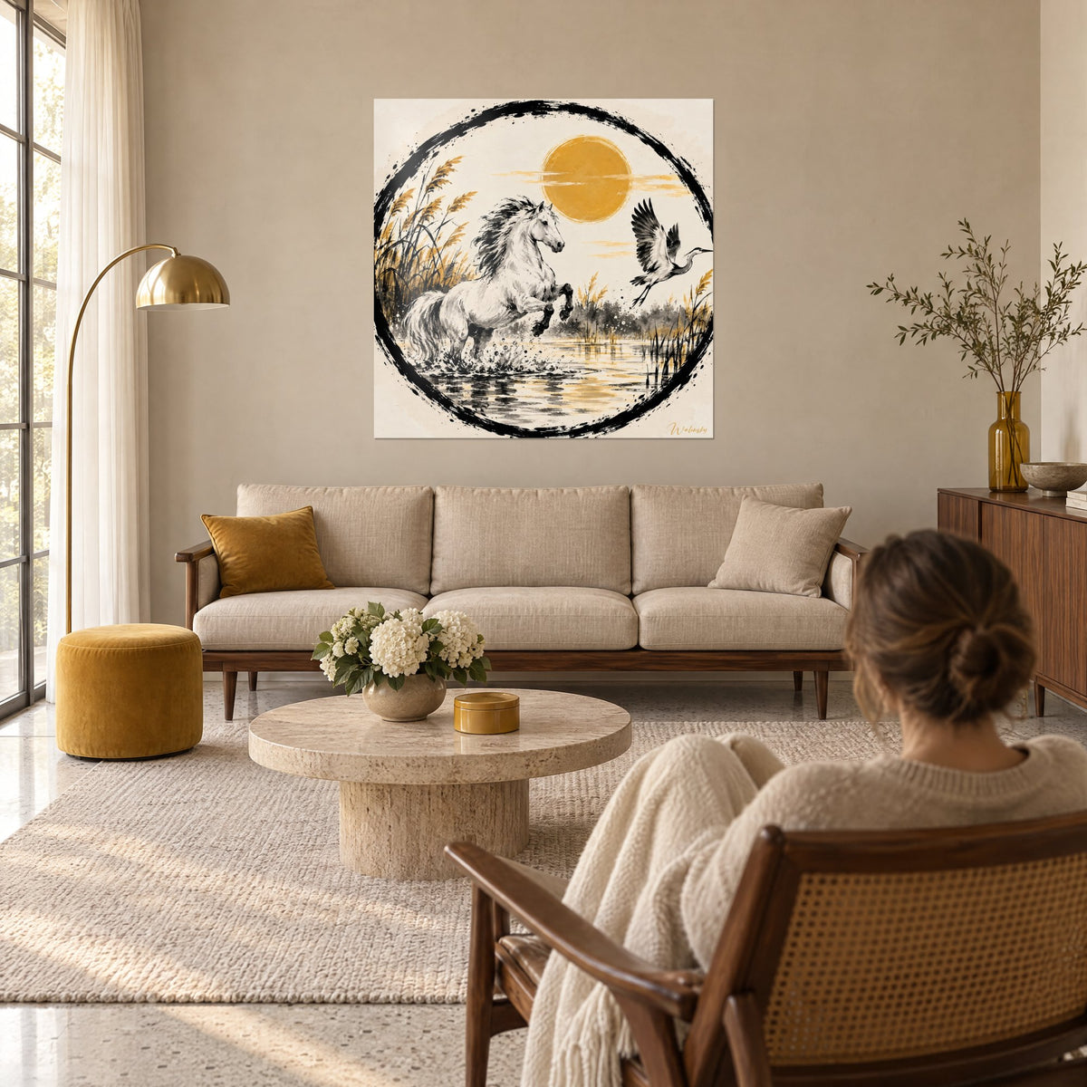 Tableau étalon blanc cabré sous un soleil ocre, encre de Chine et roseaux dorés, au-dessus d'un canapé dans un salon lumineux