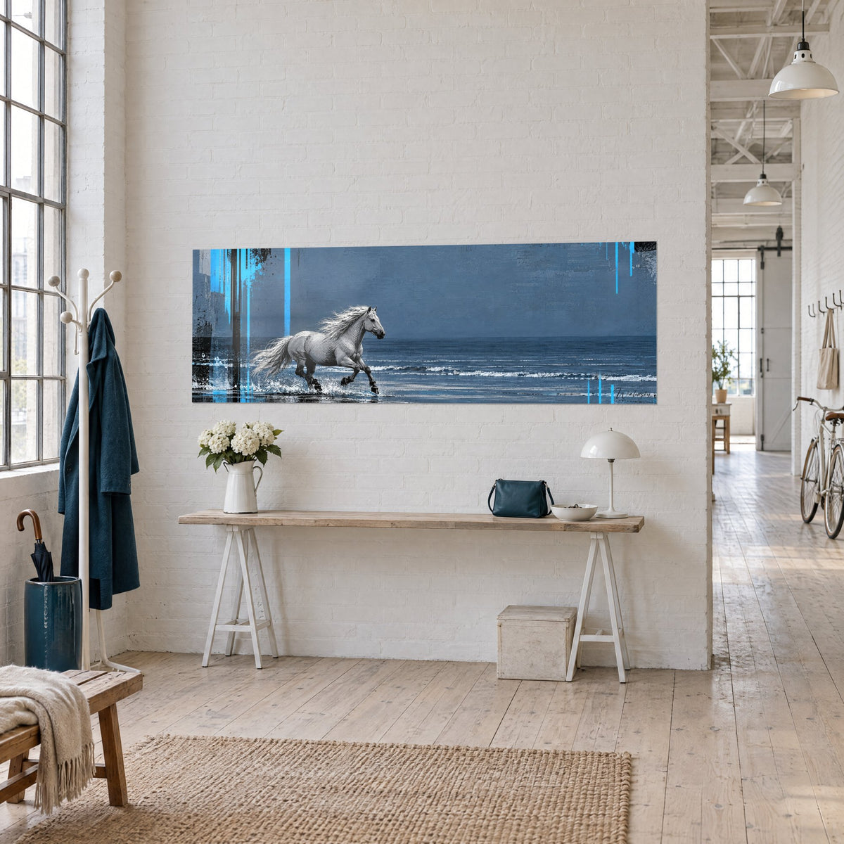 Tableau étalon gris perle lancé sur la grève, mer bleu nuit et traits turquoise, sur un loft aux briques blanches et parquet clair