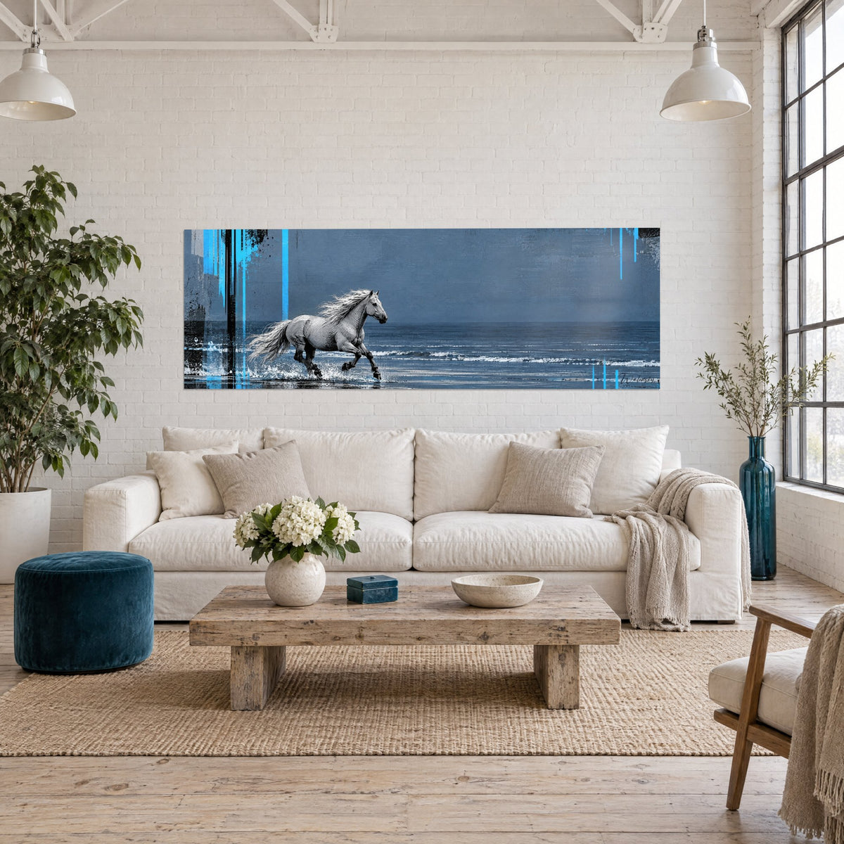 Tableau cheval blanc au galop dans l'écume, crinière argentée, fond bleu ardoise et coulures cyan, au-dessus d'un canapé dans un salon lumineux