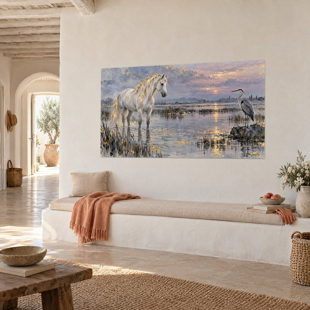 Quadro stallone immacolato e airone appollaiato su una roccia, cielo rosa e viola, palude argentata, sulla parete di una casa mediterranea