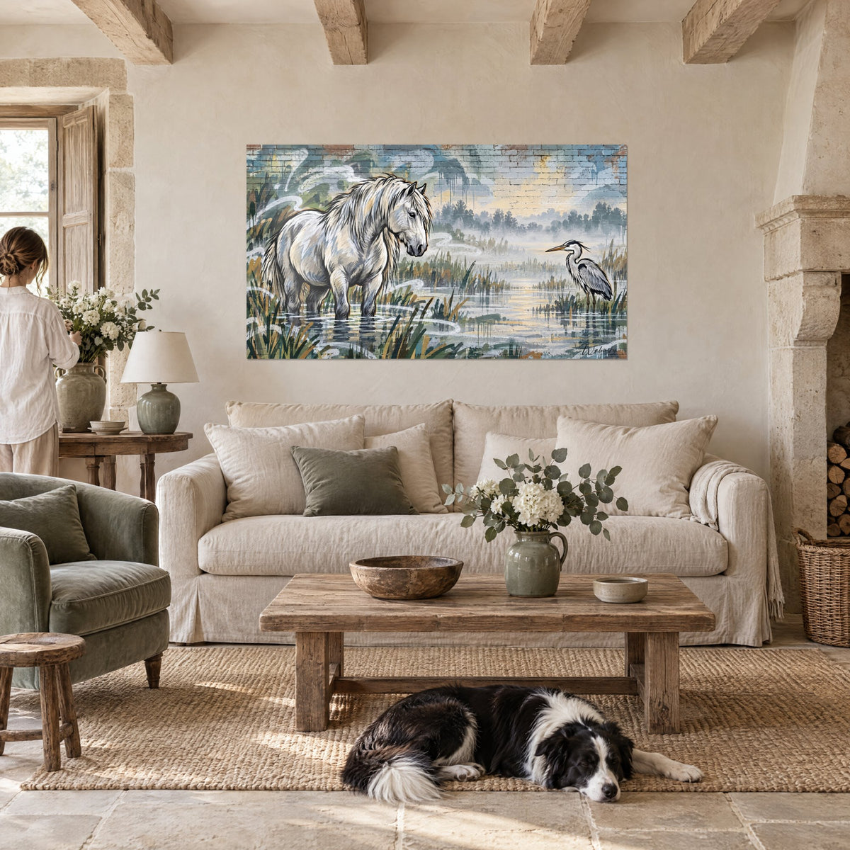 Tableau jument camarguaise à la crinière ivoire et héron cendré, brume bleu-gris, au-dessus d'un canapé dans un salon lumineux