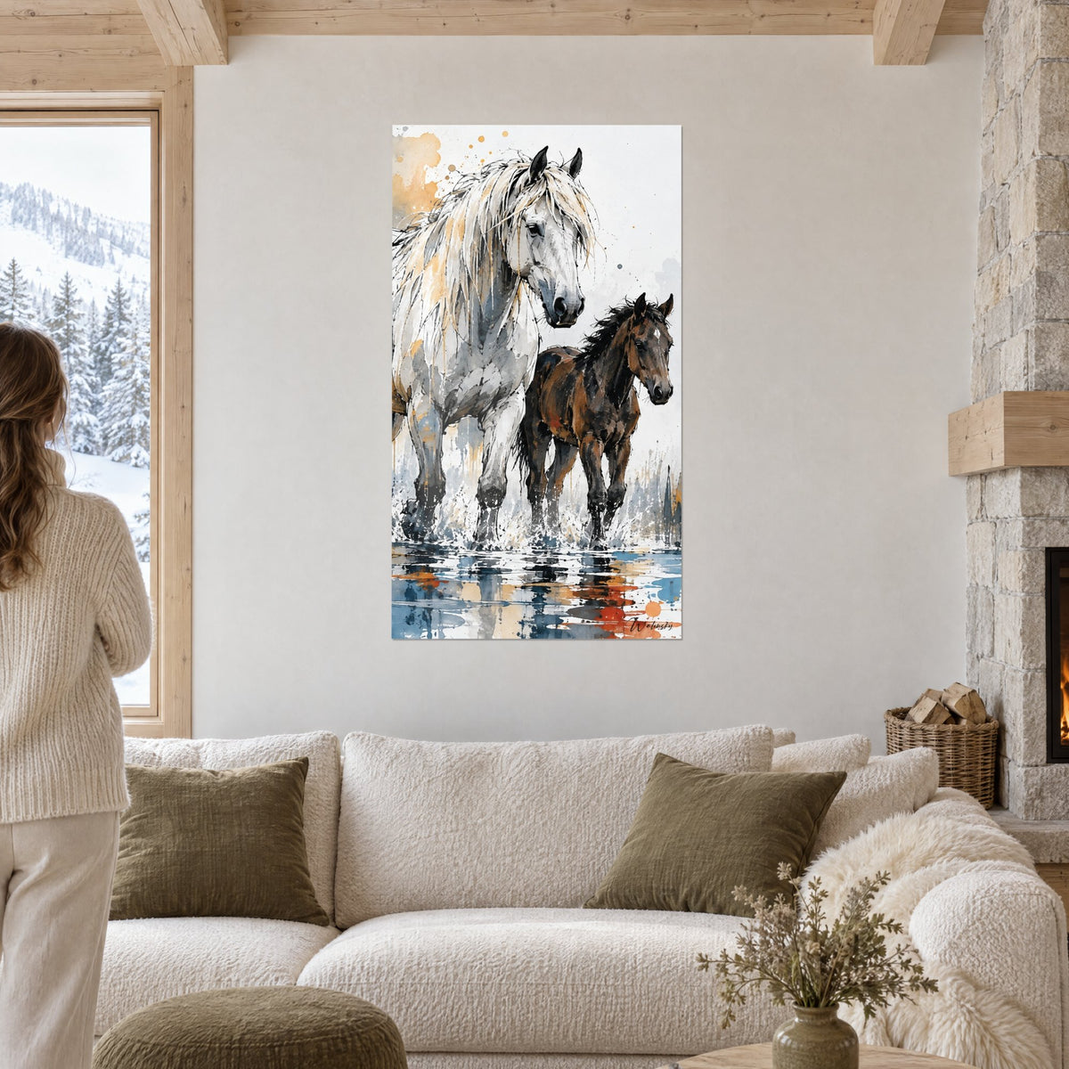 Tableau jument blanche à la crinière dorée et poulain brun dans l'eau, au-dessus d'un canapé dans un salon lumineux