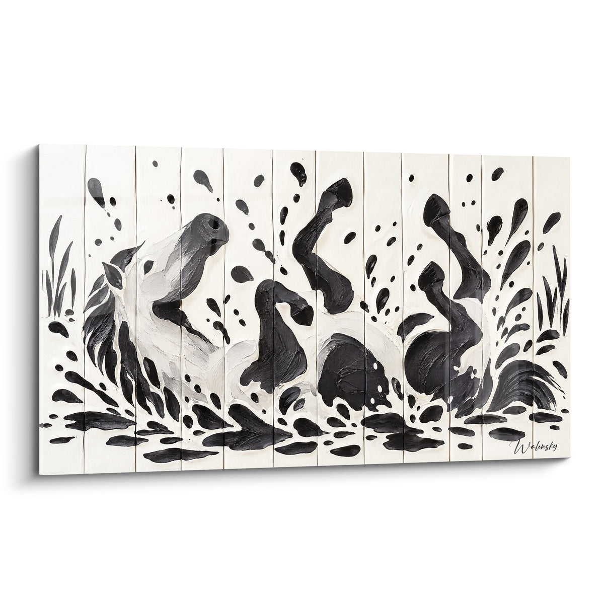 Tableau Cheval de Camargue noir et blanc se roulant dans la boue en pleine action