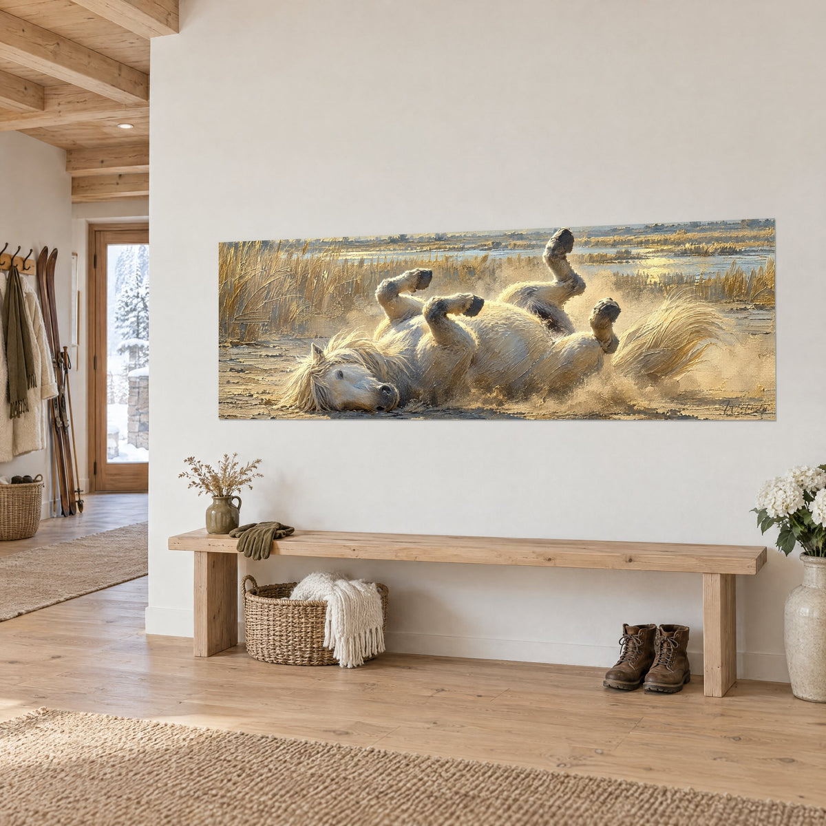 Tableau étalon crème couché dans la poussière ocre, quatre sabots au ciel, roseaux blonds, sur un mur blanc d'un chalet en bois clair