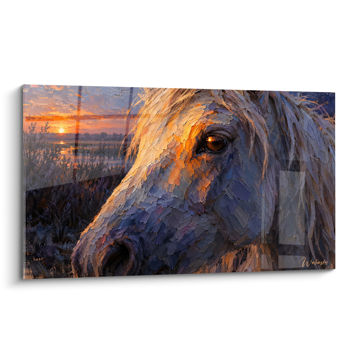 Tableau Cheval de Camargue au regard brun, pelage gris et crinière dorée sous un ciel orangé