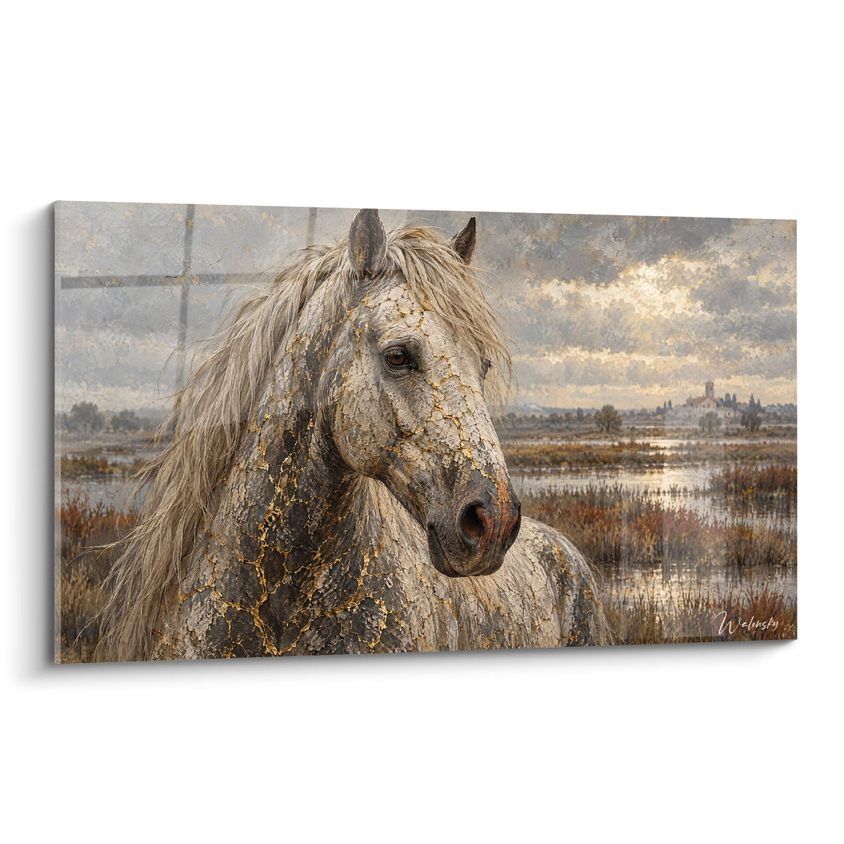 Tableau Cheval de Camargue blanc à la robe craquelée dorée et anthracite devant un marais