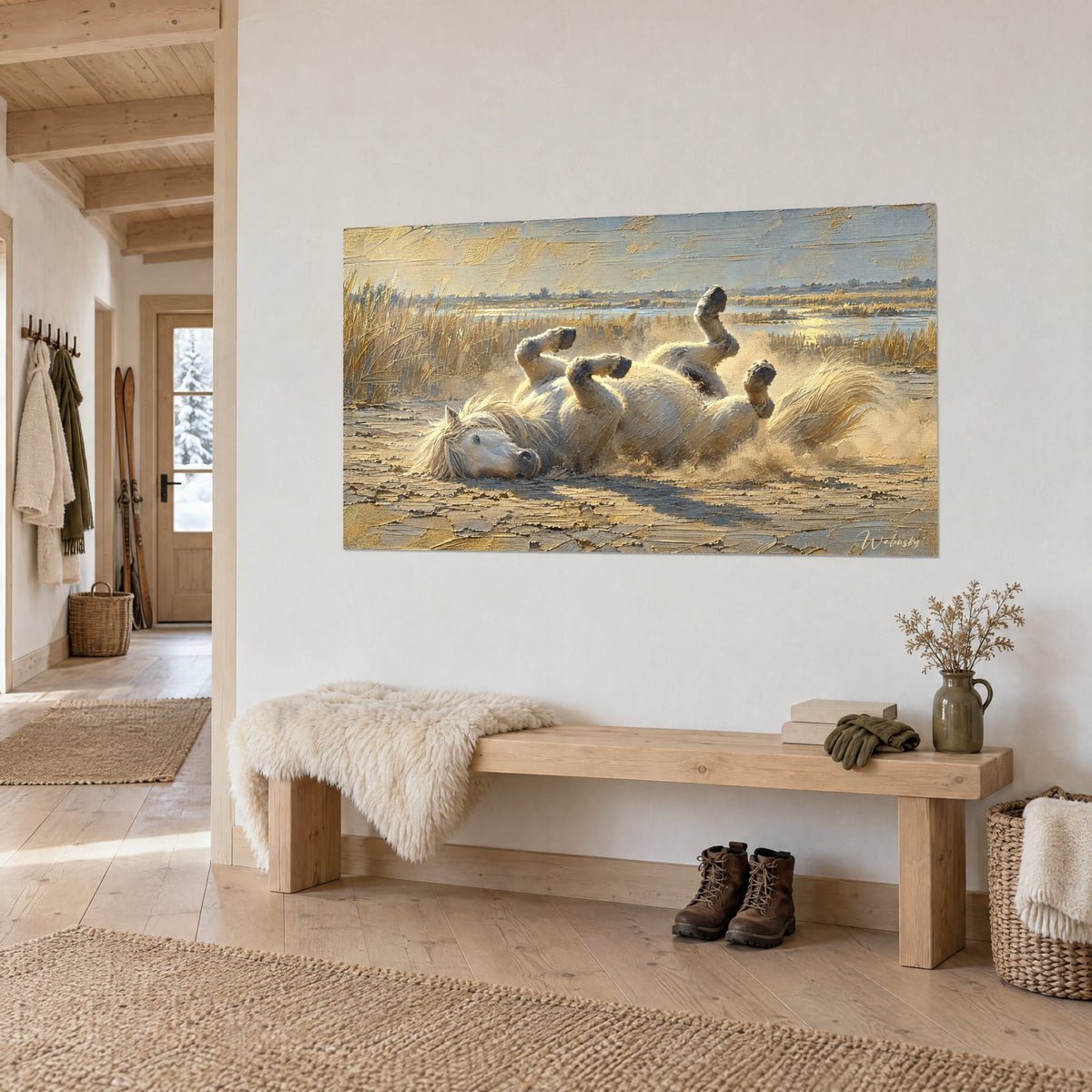 Tableau étalon camarguais couché dans le sable fauve, roseaux ocre et ciel bleu pâle, sur un mur blanc près d'un banc en bois