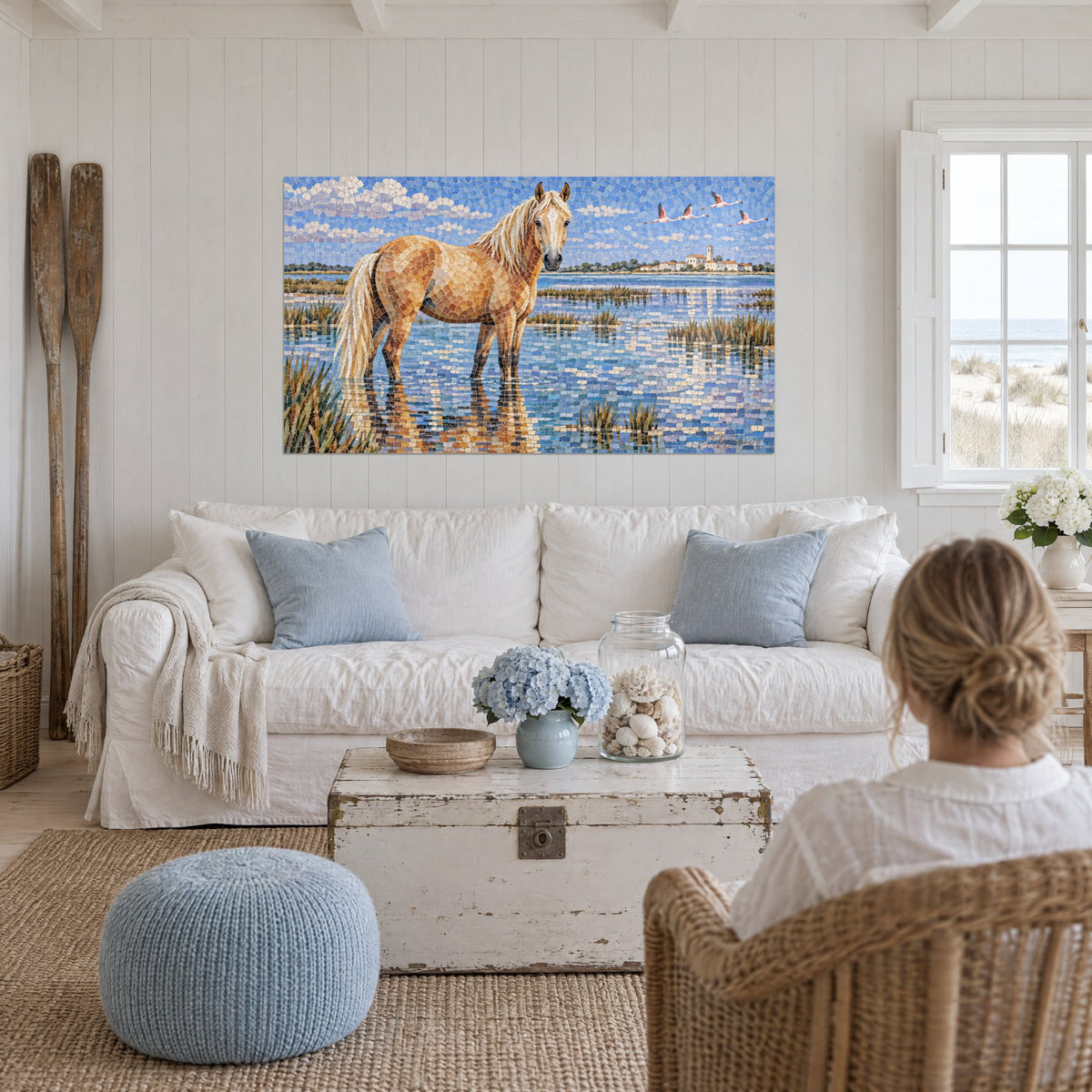 Tableau cheval crème à crinière blonde pataugeant dans un étang bleu, flamants roses en vol, au-dessus d'un canapé dans un salon lumineux