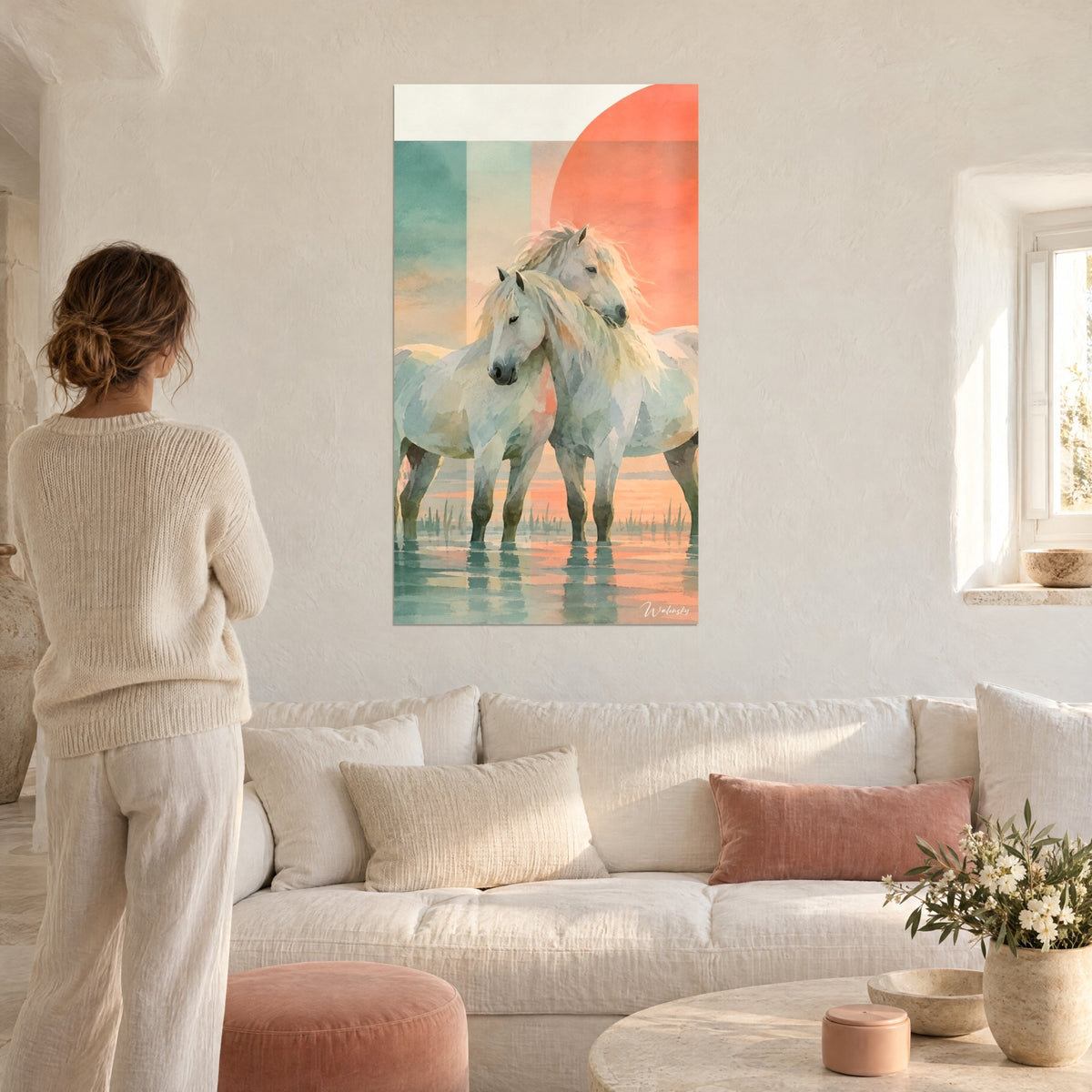 Tableau deux chevaux blancs aux crinières claires, soleil corail et lagune turquoise, au-dessus d'un canapé dans un salon lumineux