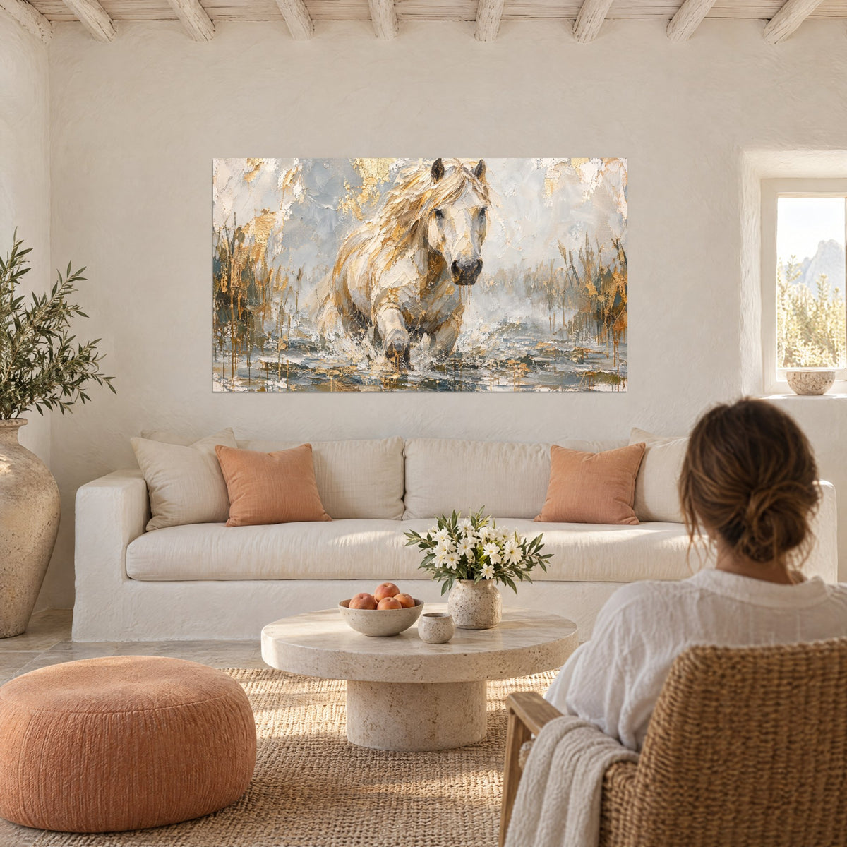 Tableau cheval blanc crinière dorée avançant dans l'eau, reflets gris perle et ocre, au-dessus d'un canapé dans un salon lumineux
